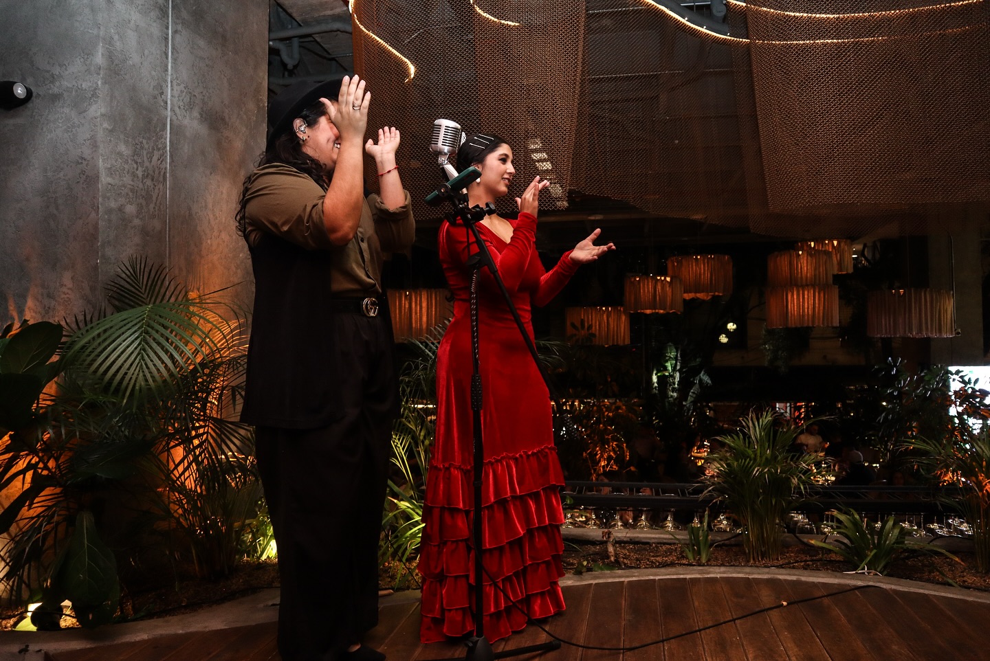 🥘 Aniversario #2 de @maximo.mde
📌Nota completa en Bloggaleriadearte.com
La gastronomía fue, sin duda, la protagonista. Los invitados fueron deleitados con una impresionante mesa de quesos y jamón ibérico, un verdadero homenaje a los sabores españoles.