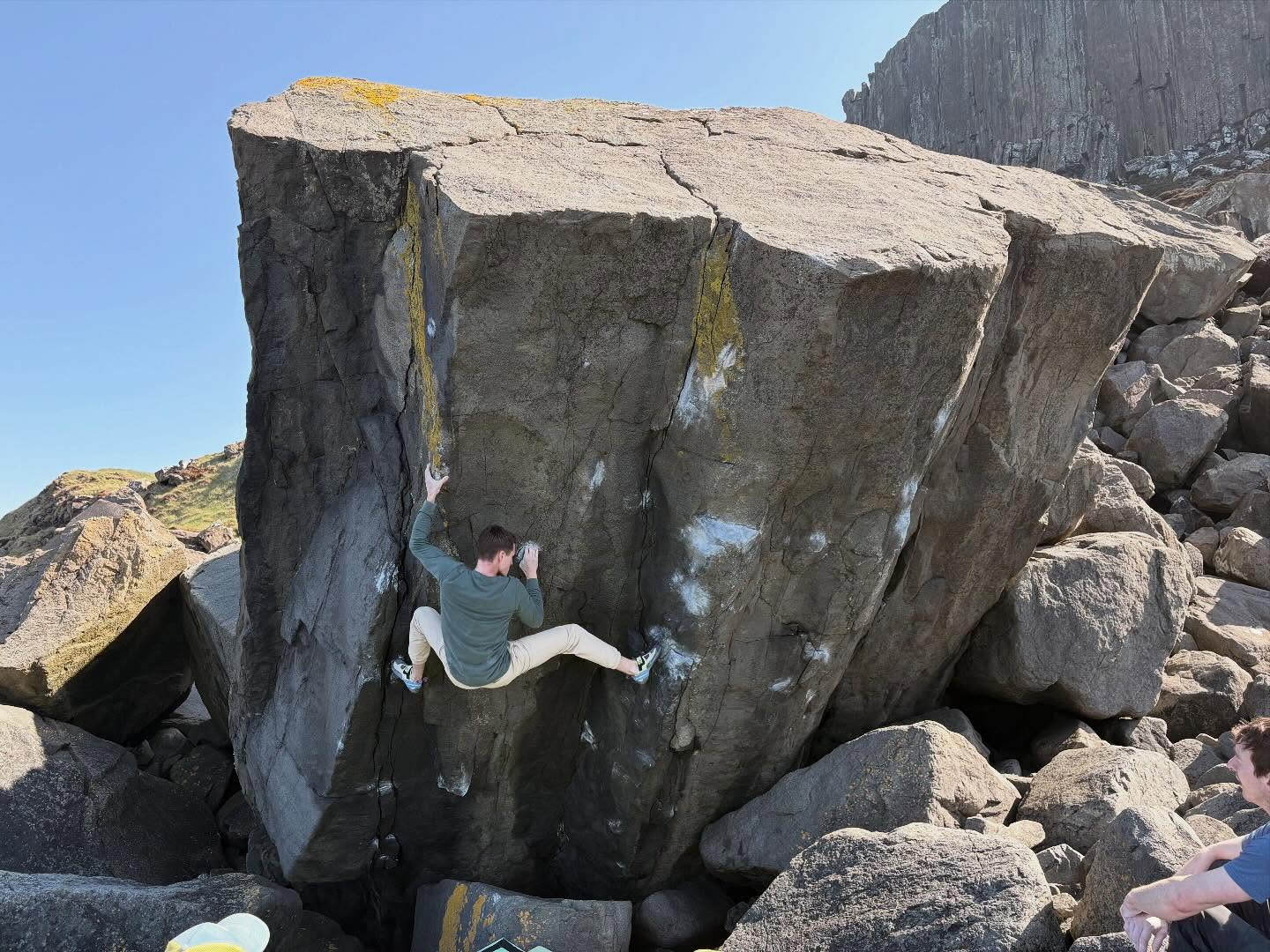 From golden evenings to crisp mornings. Fairhead keeps on giving! We’re fired up for the season ahead. Who’s joining us on the blocs?
#mintconditions #winteriscoming #bouldering #escalade #climb #fairhead #fairheadbouldering