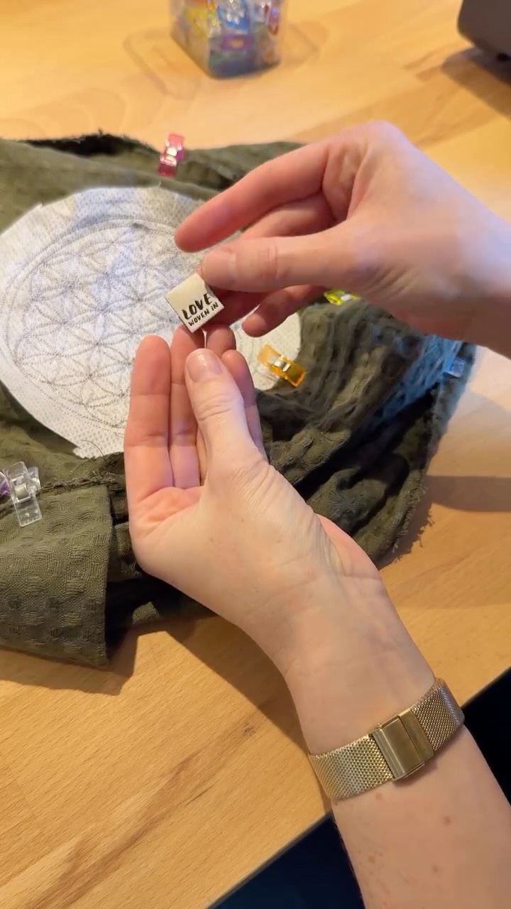 ✨ DIY Yoga- & Meditationskissen ✨
Aus einem kleinen Stoffrest habe ich dieses gemütliche Kissen genäht 🧵🪡 – perfekt für Yoga 🧘♀️, Meditation und kleine Pausen im Alltag.
Bestickt habe ich es mit meiner Bernette b79 *Werbung ✨
Danke an @makema.de für das Auffrischen meiner Stickmaschinenskills. 😝
👉 Kommentiere mit „Yoga“, wenn du den Link zu Material & Schnittmuster haben möchtest!
#mediatatiinskissen