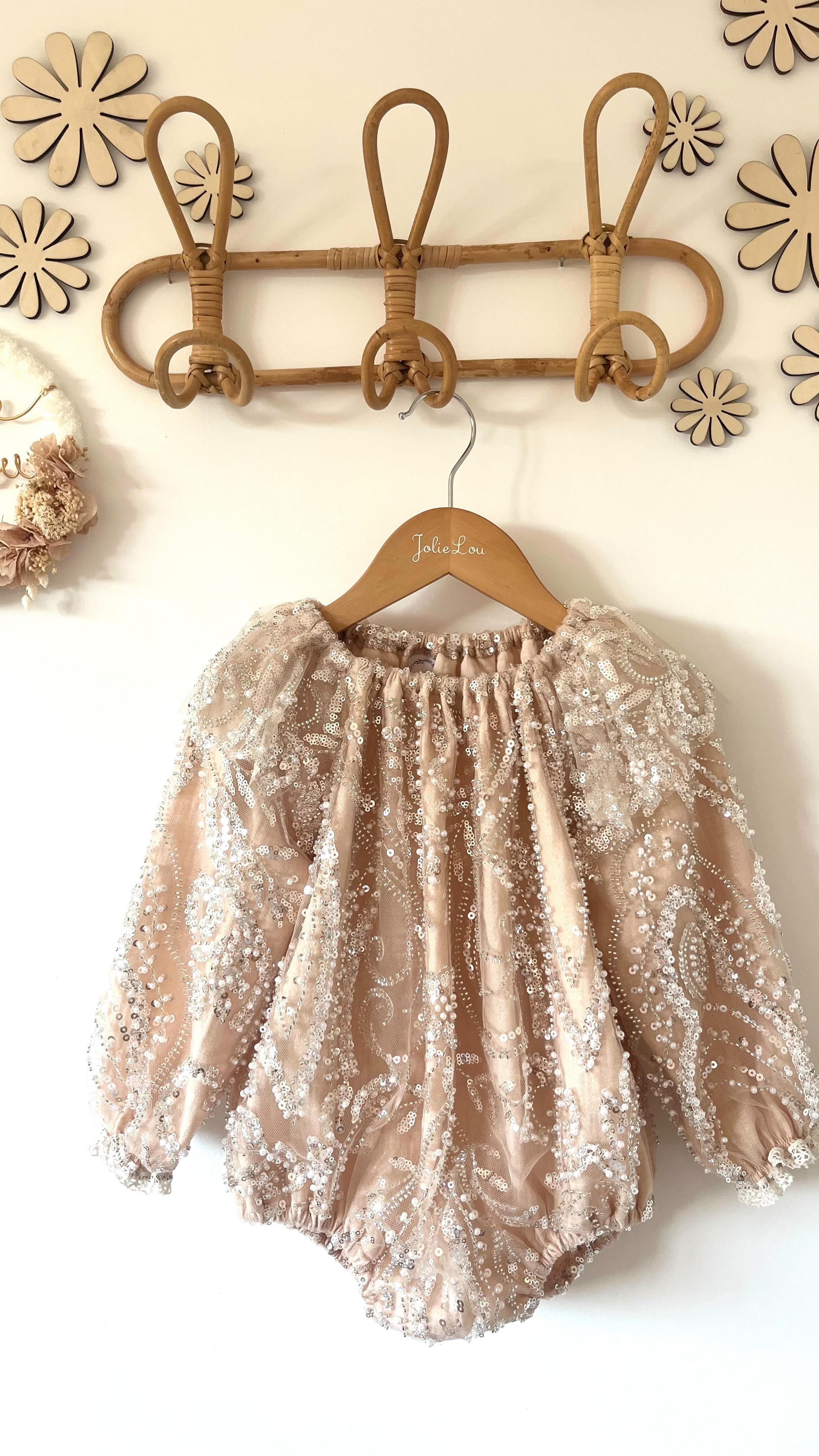 🐚Barboteuse Perle🐚
Dans le même esprit que la collection Féerie voici Perle, un dans magnifique tulle brodé et perlé.
Disponible sur le site internet, en version robe également mais attention quantité ultra limitée !!!
#creatricefrancaise #barboteuse #babylook #créatrice #babygirl #madeinlille #madeinfrance #lookdefete #partydress #babygirl