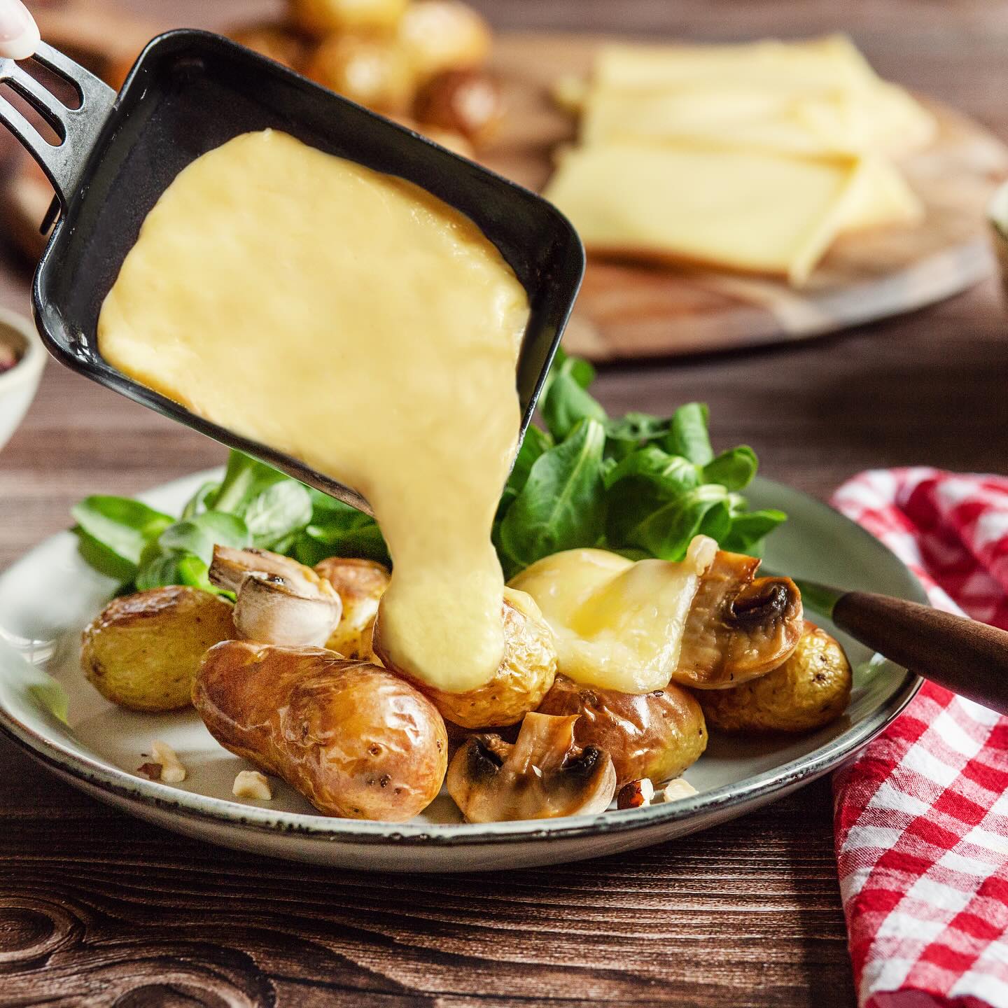 La saison des raclettes commence au café commerce
CE SOIR : SUR RÉSERVATION !
Tel. 09 55 81 61 41