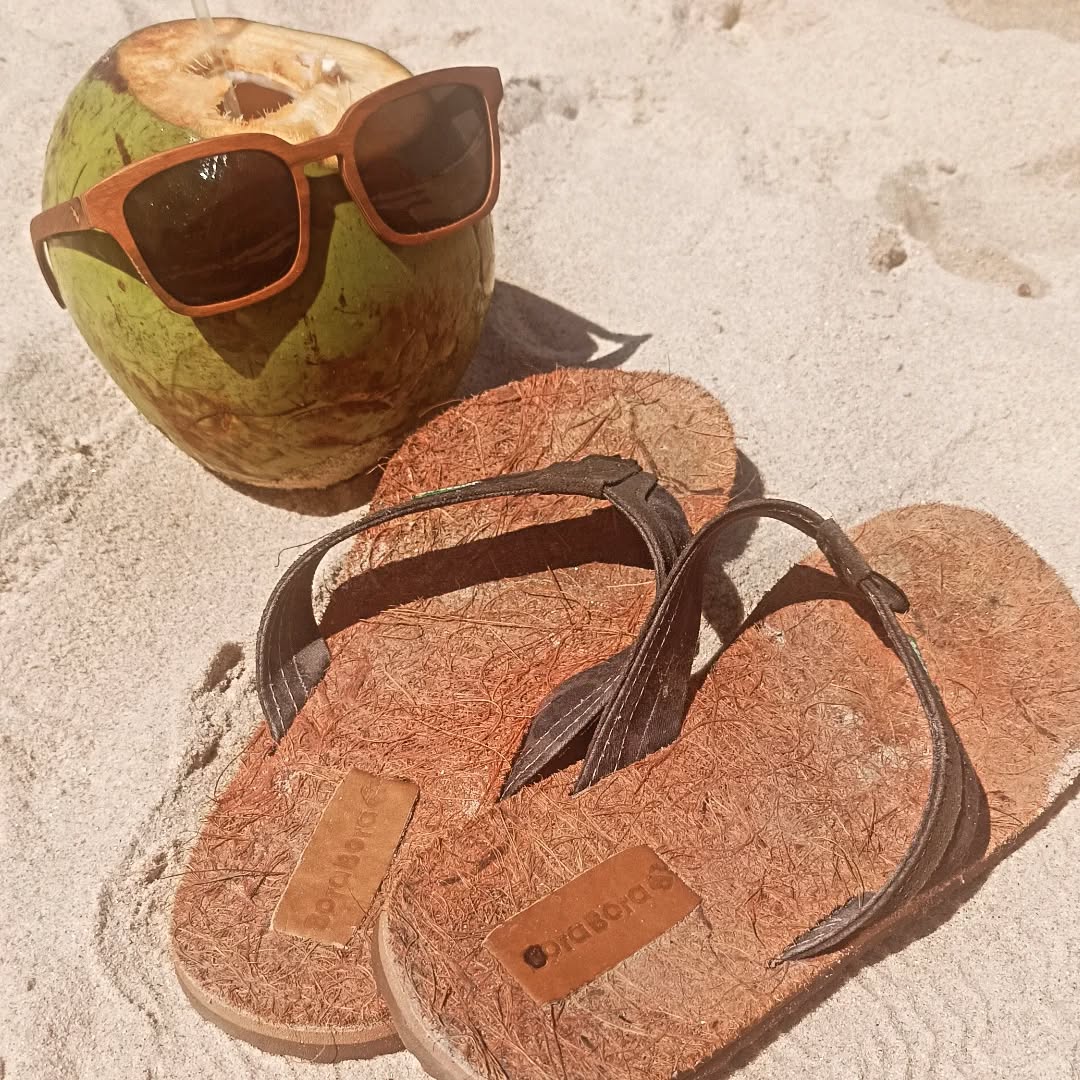 Exclusivo da BoraBora, sandálias feitas com a fibra natural do coco, única e autentica, e este óculos show BB em madeira reciclada, é só aqui, reaproveitar está na nossa essência!