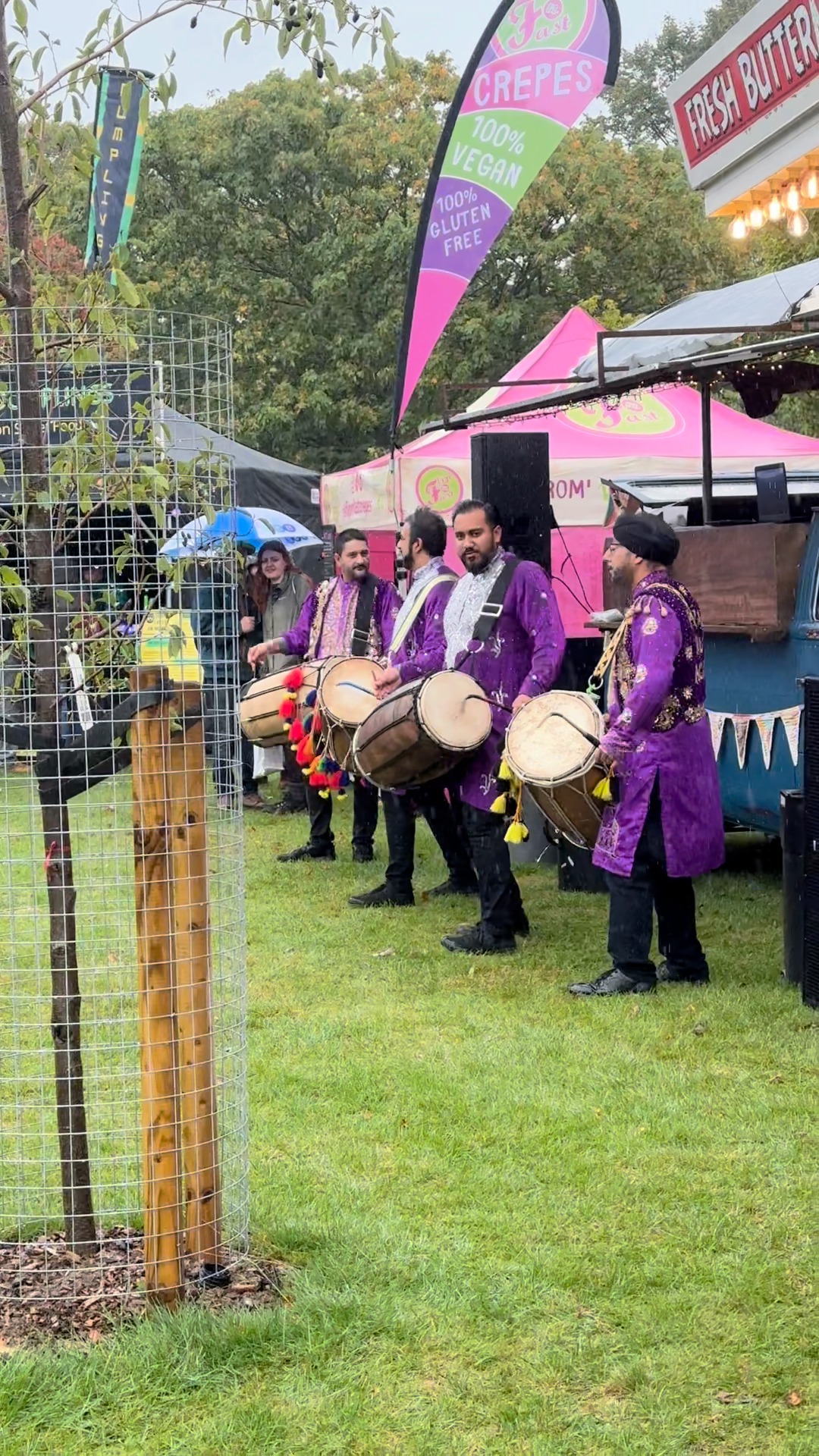 🌧️☔ @festivalofthrift A few weeks back we got absolutely DRENCHED – classic English weather! But honestly, it didn’t dampen anyone’s spirits. From staff to entertainers to guests, everyone rallied and made the day amazing.
Our personal highlight? The drummers who pitched up right next to the Blind Tiger bar in the middle of the day – what a vibe! 🥁🍹 They really helped us get in the spirit and keep the energy high.
Big thanks to everyone who made it such a memorable festival – rain or shine, we loved every minute! 💛
#BlindTigerEvents #FestivalOfThrift #MobileBar #festivalofthrift