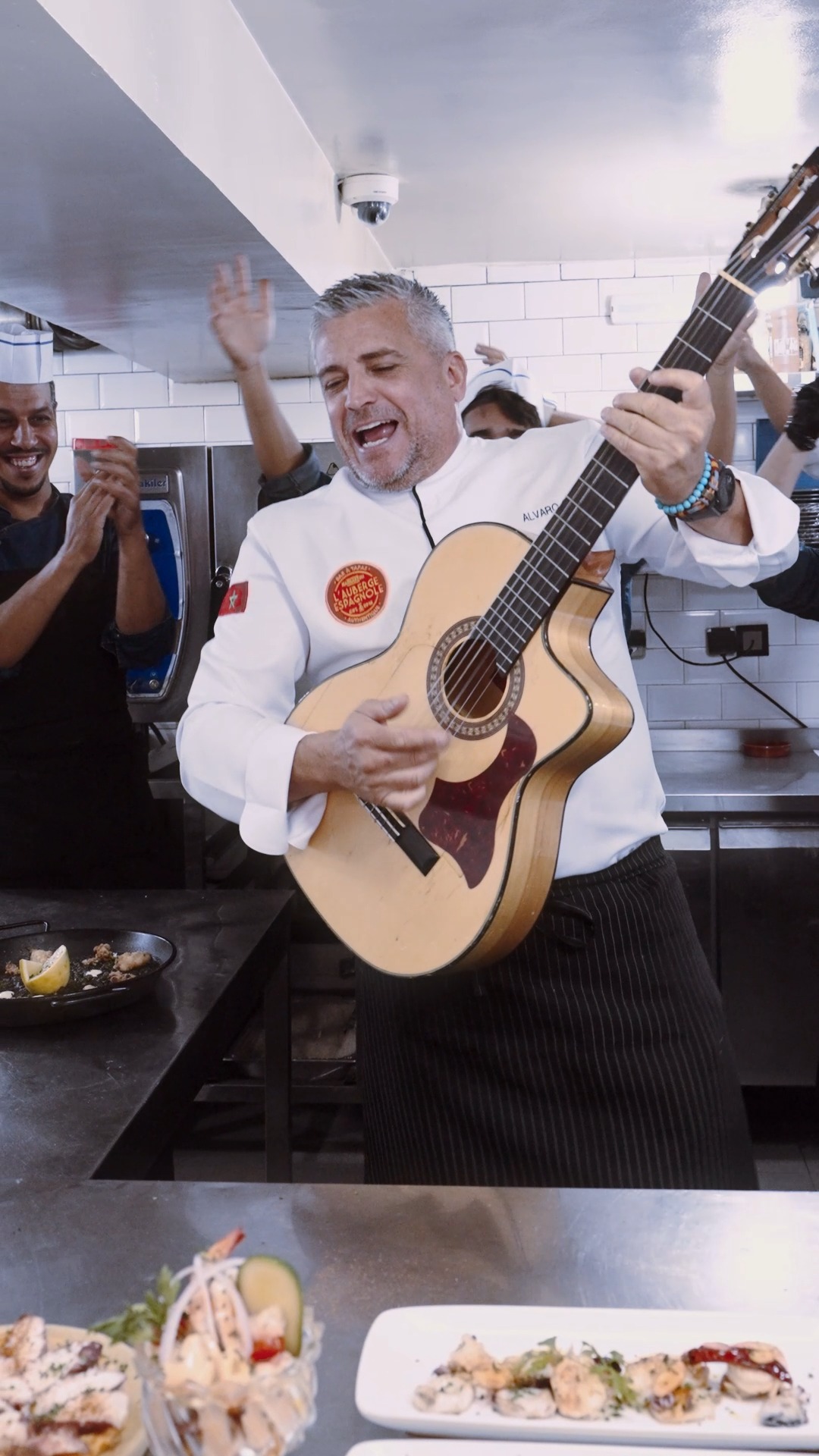 🔥 C’est chaud, c’est délicieux, c’est la promesse d’un vrai moment de plaisir ! 🔥
.
Notre paella « Riz noir aux calamars et chipirones frits, aïoli au safran » sort tout juste du four…
.
Explosion de saveurs marines et ambiance 100% espagnole à Marrakech !
.
Venez vivre la fiesta… tapas, matches, DJ, shows live et bonne humeur tous les soirs !
.
☎️+𝟮𝟭𝟮 (𝟬)𝟲 𝟬𝟴 𝟴𝟴 𝟭𝟬 𝟱𝟲
⏱7/7 / 18ᴴ00 - 2ᴴ00
🌐 https://www.lauberge-espagnole-marrakech.com/
📍Angle Rue Tarik Ibn Ziad et Moulay Ali, Marrakesh, Morocco
🗺 https://goo.gl/maps/dKyQt7yQsfs12KGh9
#lounge #MarrakechFoodies
#DiscoverMarrakech #marrakech
#morocco #restaurant #explore laubergeespagnole #paella #riznoir #calamars #chipirones #aïoli #spanishfood #tapasbar #fiesta #ambianceespagnole #foot #foodie #sportbarmarrakech