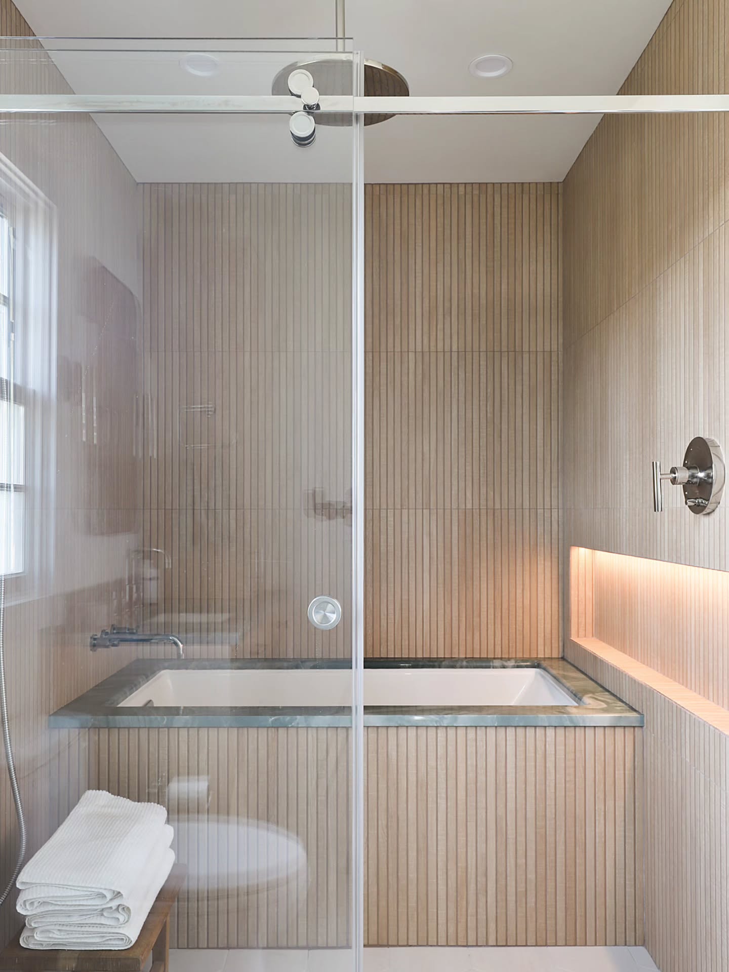 A warm glow and a quiet moment of calm. ✨ The ambient lighting around this tub makes the whole space feel like a retreat.
📷@dannycooney
#bathroomdesign #BathroomInspo #bathroomgoals #InteriorDesignWestchester #interiors #interiordesigninspiration #InteriorInspo #InteriorDesignGoals #RenovationGoals #remodel #luxuryinteriordesign #LuxuryInteriors #modernhome #CustomDesign #customhomes #millwork