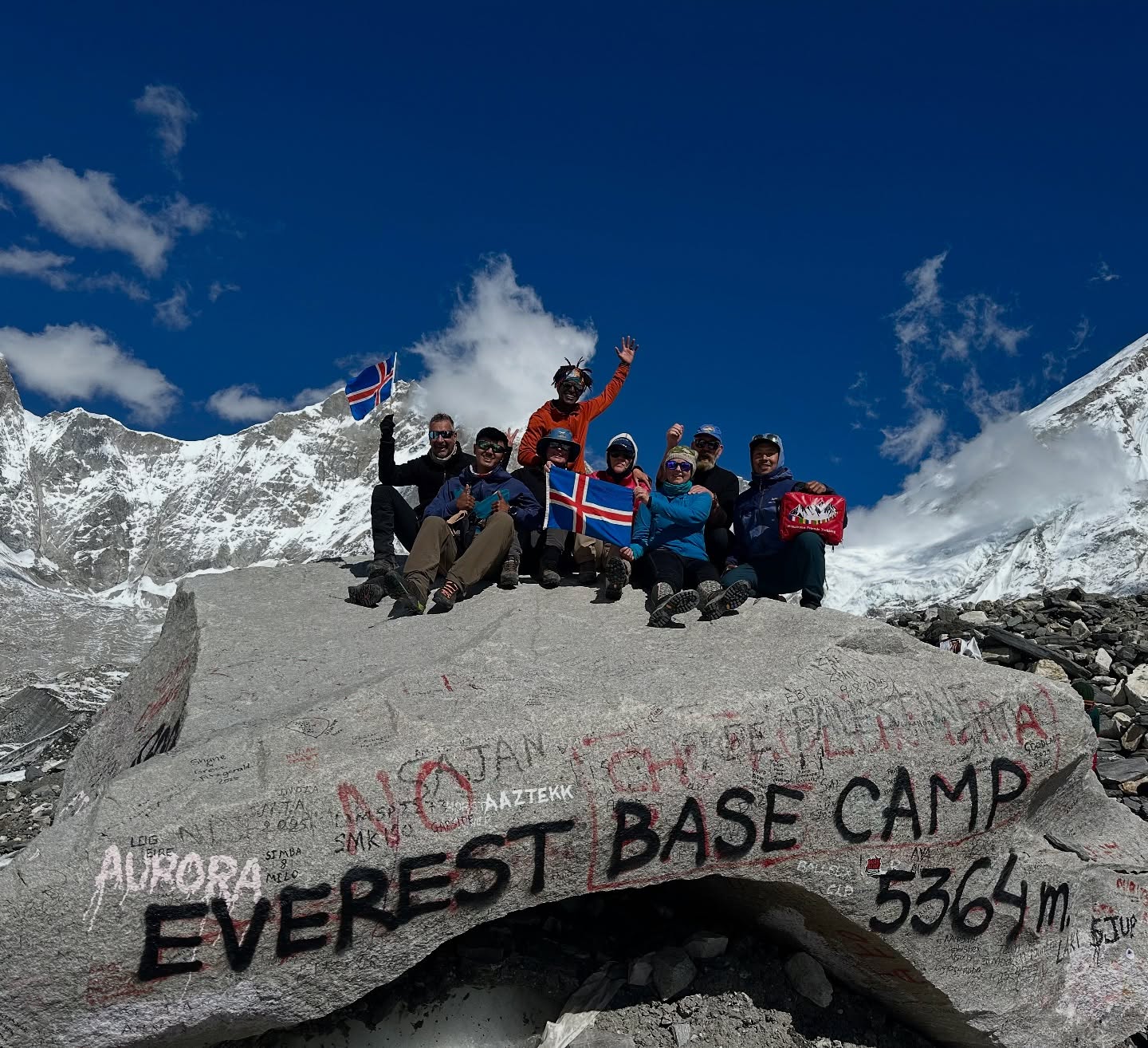 Grunnbúðir Everest 5.364 m. Hòpurinn okkar nàði þangað í gær á göngudegi 11. Veðurblíðan er búin að vera einstök og sást Everest úr grunnbúðum en það er afar sjaldgæft 💙 Allir hressir og alsælir!