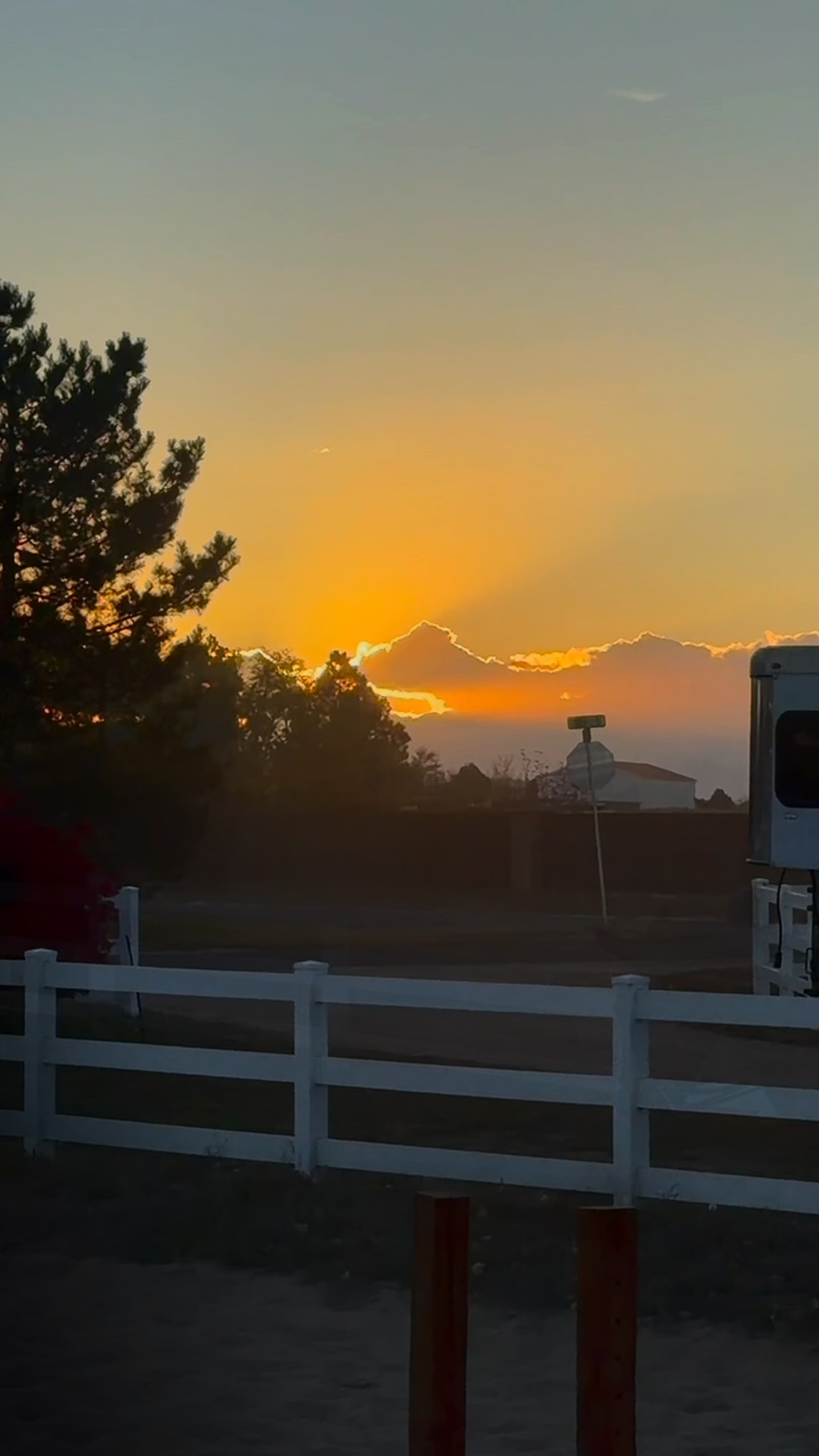 The perfect fall-Friday-night ride: there’s nothing better than watching the sunset from inside the ring with your friends. #horses #colorado #hunterjumper #equine #longmontcolorado #horsesofinstagram 🥰🌅 @p26934 @terynmori