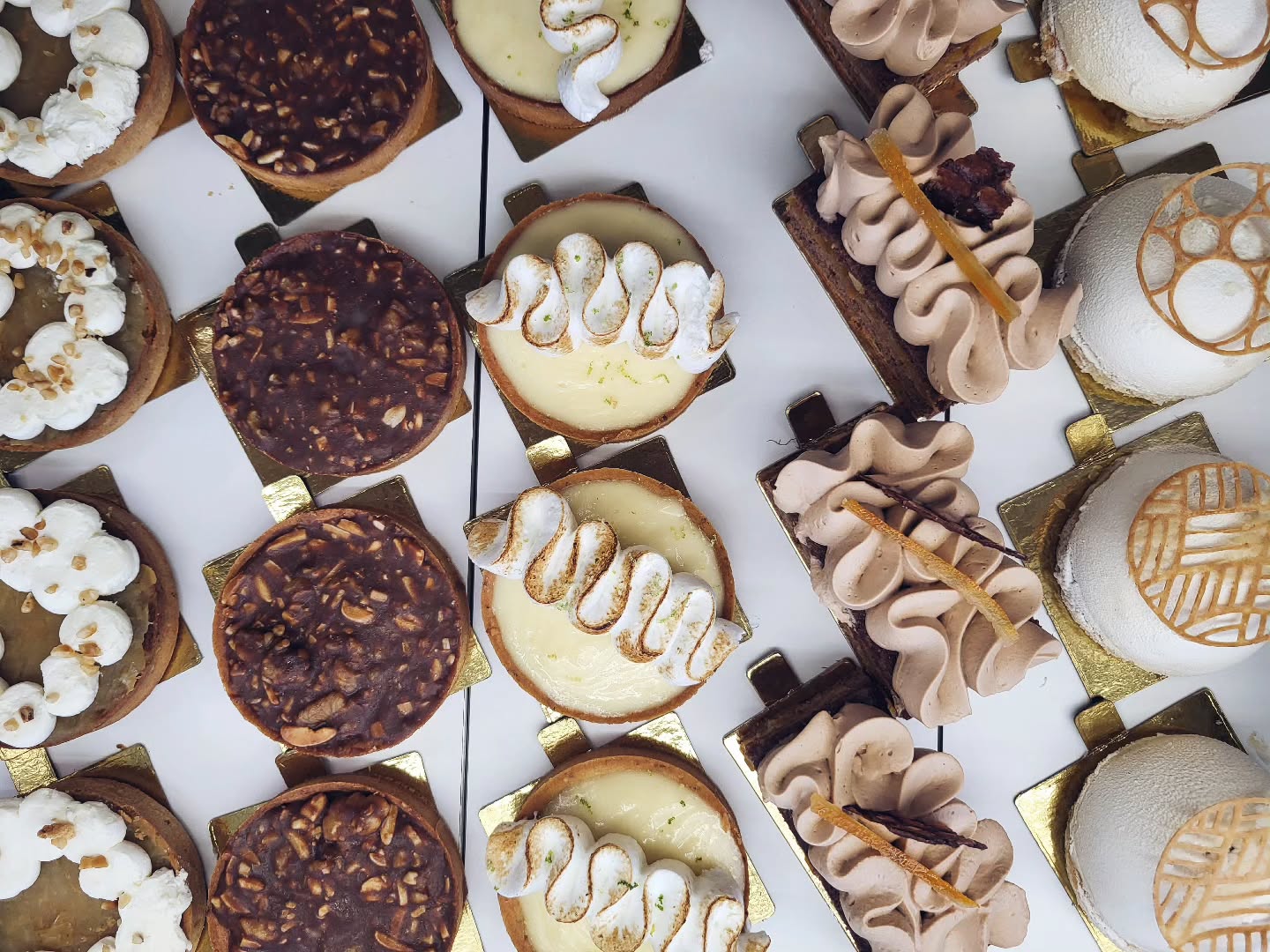 🎃 Un petit aperçu de la carte des desserts d’automne. 🍂
(Les tartelettes au citron reviennent ponctuellement car vous me les demandez régulièrement.)
Sans doute la carte la plus courte de l’année, puisque ponctuée de pleins d’évènements, j’essaye de m’adapter pour chaque occasion et force est de constater que j’ai loupé quelques marchés. 😅
Je reviens plus régulièrement sur le Marché des Herbiers tout au long du mois de Novembre.
On s’y retrouve un de ces jours ?! 😉
#patisserienomade
#patisserieitinerante #frenchpastry🇫🇷 #foudepatisserie #foodtrucklife #patisseriefrancaise #EntrepreneurLife #entremet #tartes