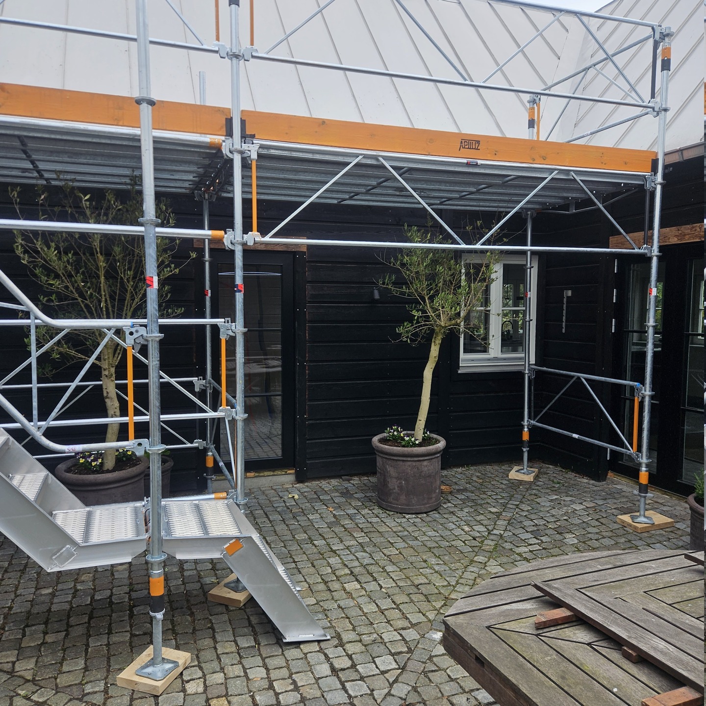 Vi är åter tillbaka i vackra Höllviken, där vi med stolthet tar oss an ännu ett gediget och genomtänkt projekt. Arbetet omfattar en omfattande uppgradering av bostaden med fokus på kvalitet, hantverk och exklusiva materialval.
Projektet innefattar spårad spånskiva med golvvärme, samt enstavs parkettgolv som noggrant limmas för bästa resultat. Väggarna får ett nytt lyft genom bredspackling och målning, och huset får en tillbyggnad med takkupa som skapar mer rymd och ljus.
I det exklusiva badrummet installeras inredning från Kvänum, tillsammans med stora fönsterpartier som släpper in generöst med dagsljus. För att fullända helheten monteras ett stilrent glasräcke i trappan, vilket ger ett modernt och elegant uttryck.
Ett projekt som på alla sätt speglar vår passion för detaljer, kvalitet och genomtänkt design.
www.oresundsbyggentreprenad.se
#badrumsrenovering #badrum #köksrenovering #kök #bygg #byggmalmö #renoveringmalmö #byggahus