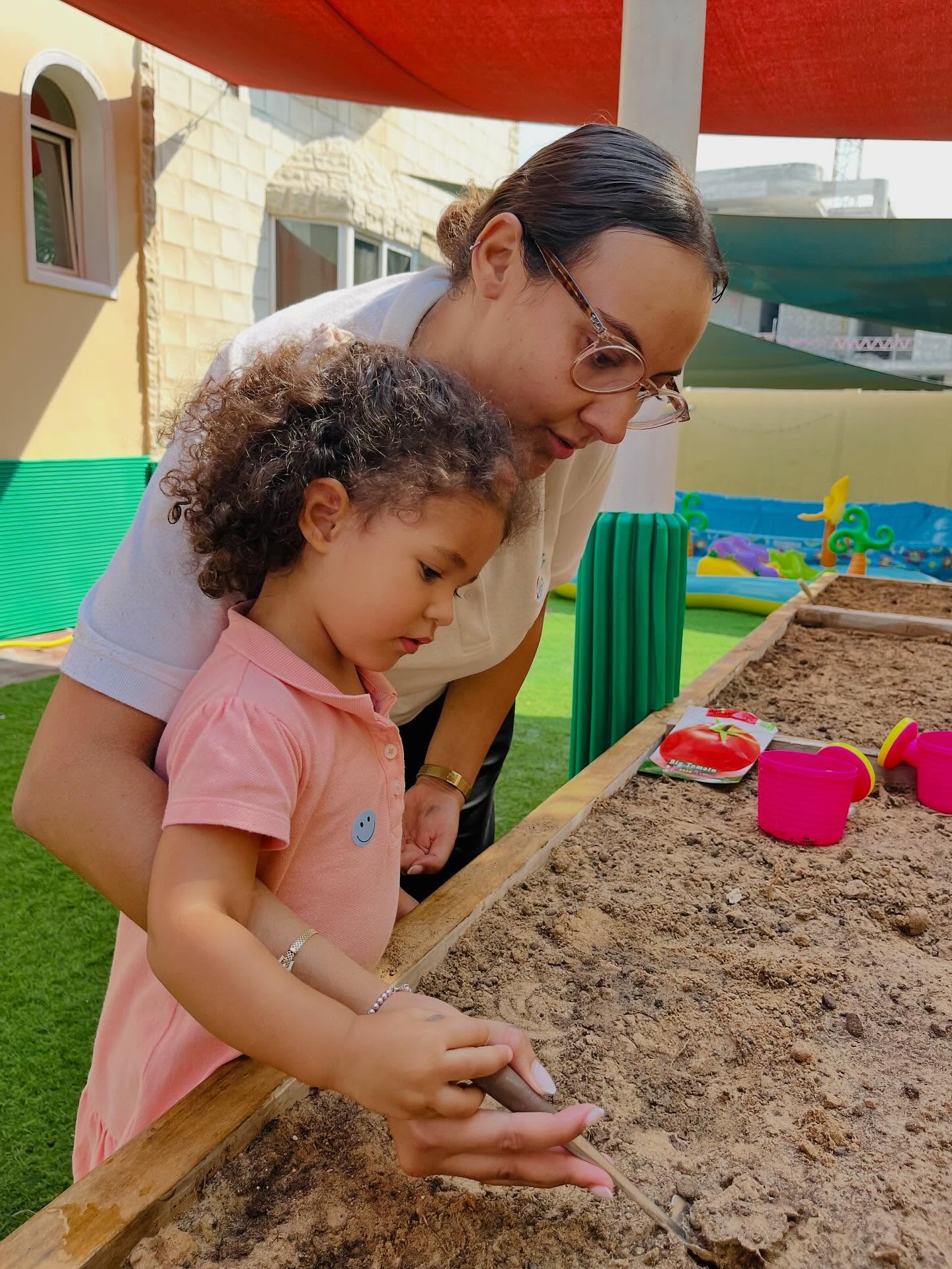 🇫🇷 La nature s’invite à La Marelle!
Planter des graines, c’est bien plus qu’une simple activité ! 🍅
Les enfants apprennent à observer le cycle de la vie, à prendre soin de ce qu’ils font pousser et à développer leur patience et leur curiosité.
Un beau projet qui relie la découverte du monde à la motricité fine et à la responsabilité.
———
🇬🇧 Nature takes root at La Marelle!
Planting seeds is much more than just an activity! 🍅
Children learn to observe the cycle of life, take care of what they grow, and develop patience and curiosity.
A wonderful project combining environmental awareness, fine motor skills and responsibility.