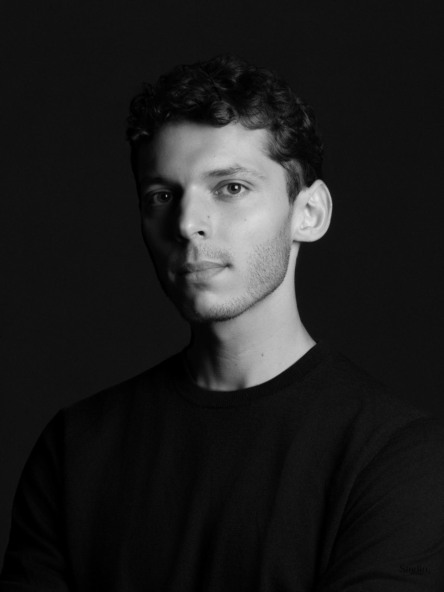 Nouvelle arrivée au Studio Clotis Aix & Marseille ✨
Nous avons le plaisir d’accueillir Samuel Morand, photographe, qui rejoint l’équipe d’Aix-en-Provence et Marseille aux côtés de nos MakeUp Artists @charlene_favier @mariechauffourmua @gabrielleart.pro @nina.madurell 💄
Son talent et sa vision viennent enrichir notre équipe du sud ☀️
N’hésitez pas à prendre RDV avec lui 📸
@samuelmorand
#StudioClotis #marseille #aixenprovence #Photographie #Portrait #dreamteam