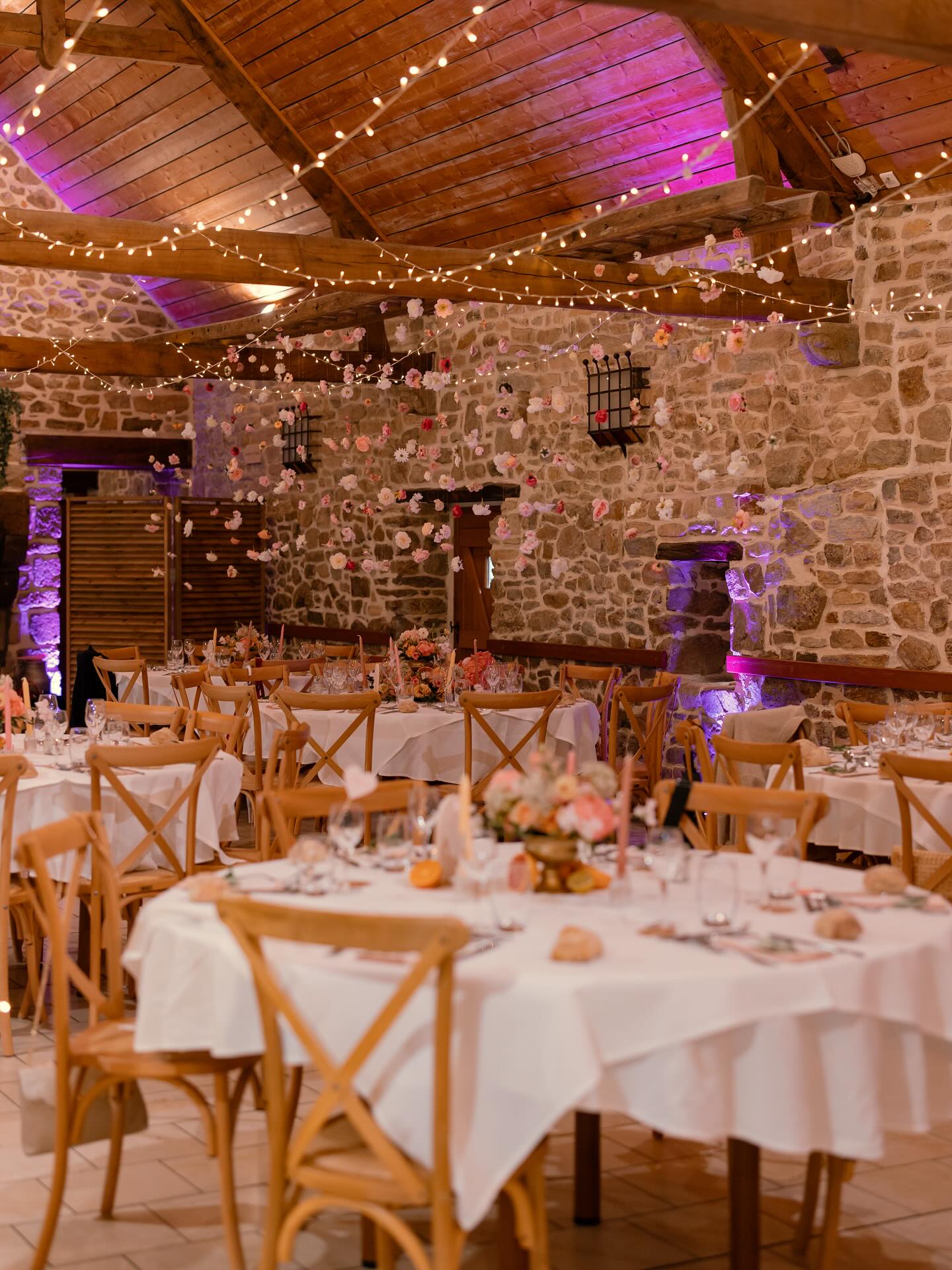 JALMA’Event ✨ M A R I A G E ✨
Dernier carrousel de ce mariage fleuri, coloré et plein d’amour.
Jalma’Event est à vos côtés pour sublimer votre salle de réception, pour penser à chaque détail et faire de votre mariage un moment unique.
✨Domaine : @domainemoulindesaintyves
✨Photographes : @laurestudiophotographe & @alexandraclouet_photographie
✨Vidéaste : @zoom.et.shoot
✨Décoration : @jalmaevent
✨Décoration florale et ciel lumineux : @attrap.reve
✨Dj : @gillesdrums
✨Maquillage/coiffure mariée & témoins: @makeup_bymauda
✨ Maquillage/coiffure invitées : @chic.choc.coiffure.esthetique @camille.lnhair
✨ Robe : @claudine.creation
✨Costume : @belhom_plouay
✨ fleurs : @lejardindemadimina
✨ alliance : @mauboussin_officiel
#eventdesign #mariage #moulin #jalmaevent #decoration #wedding #weddingday #event #evenement #bretagne #flower #morbihan #deco #personnalisation