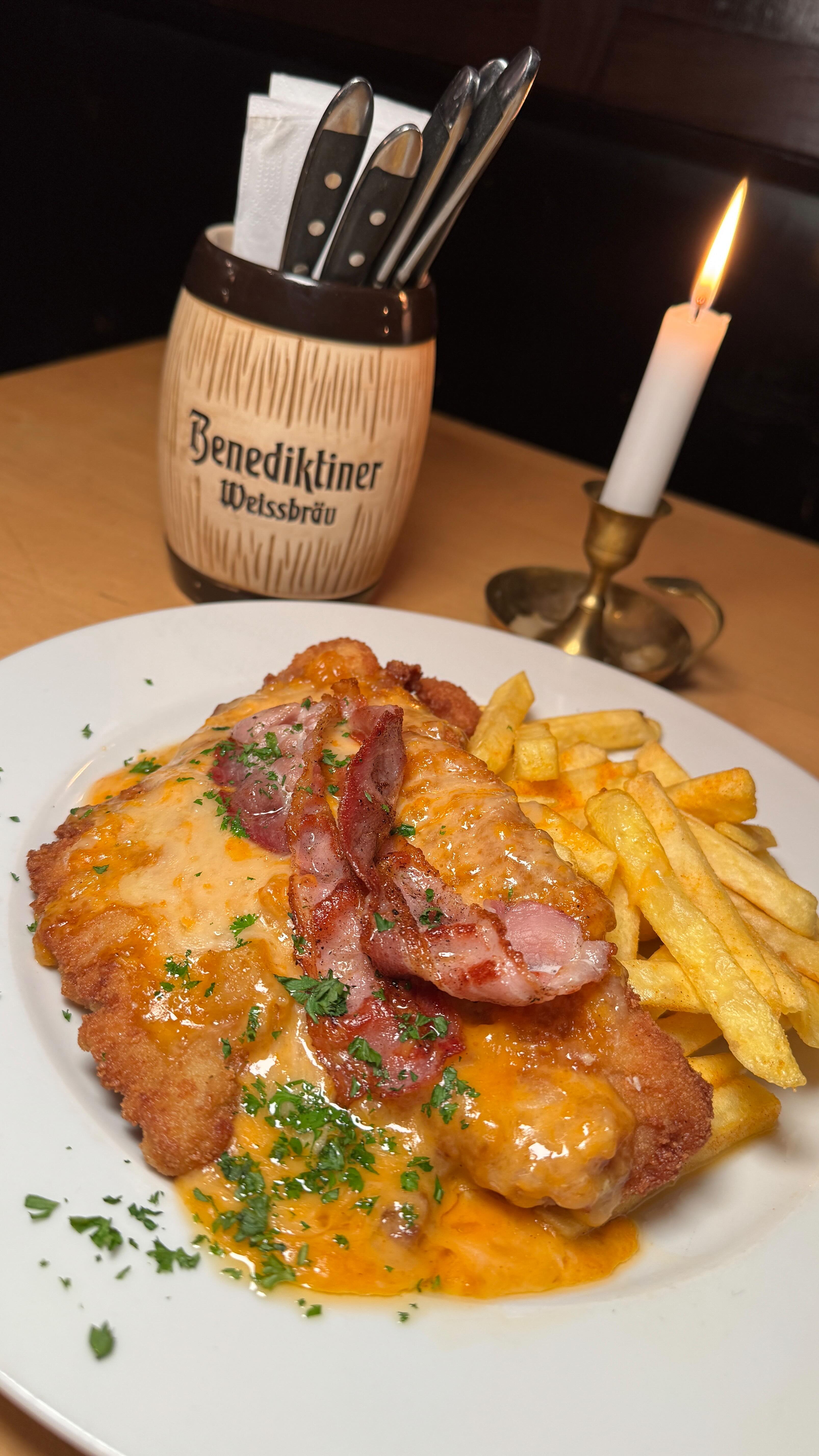 Schnitzel Allgäuer Art
Zartes Schnitzel, mit würzigem Speck und kräftigem Bergkäse gratiniert, dazu unsere hausgemachte Rahmsauce.
Herzhaft, cremig, einfach zum Reinlegen.
#colognefood #cologne #cgn #365köln #kölnbloggt #esseninköln #kölnisst #eatrealfood #veedelliebe #lifeisgood #colognelove #bestplacecologne #colognerestaurants #meatlover #koelngehtessen #brauhaus #bier #beer #brauhausköln #wirtshaus #kölngehtessen #gaffel #gaffelkölsch #kolsch