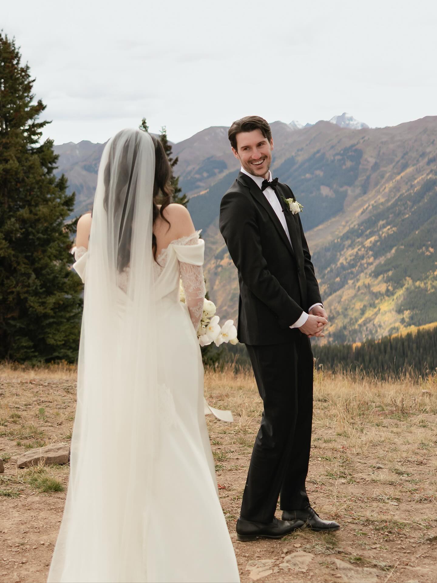 It’s incredible how photos can capture a story and all the emotions with it. If this isn’t bliss, I don’t know what is… 📸 : @jomcgowanweddings 👰🏻♀️: @alicephipps__ 🤵🏻: @t.muldoon13 #weddingday #coloradomountains #firstlook #weddingphotography #aspen