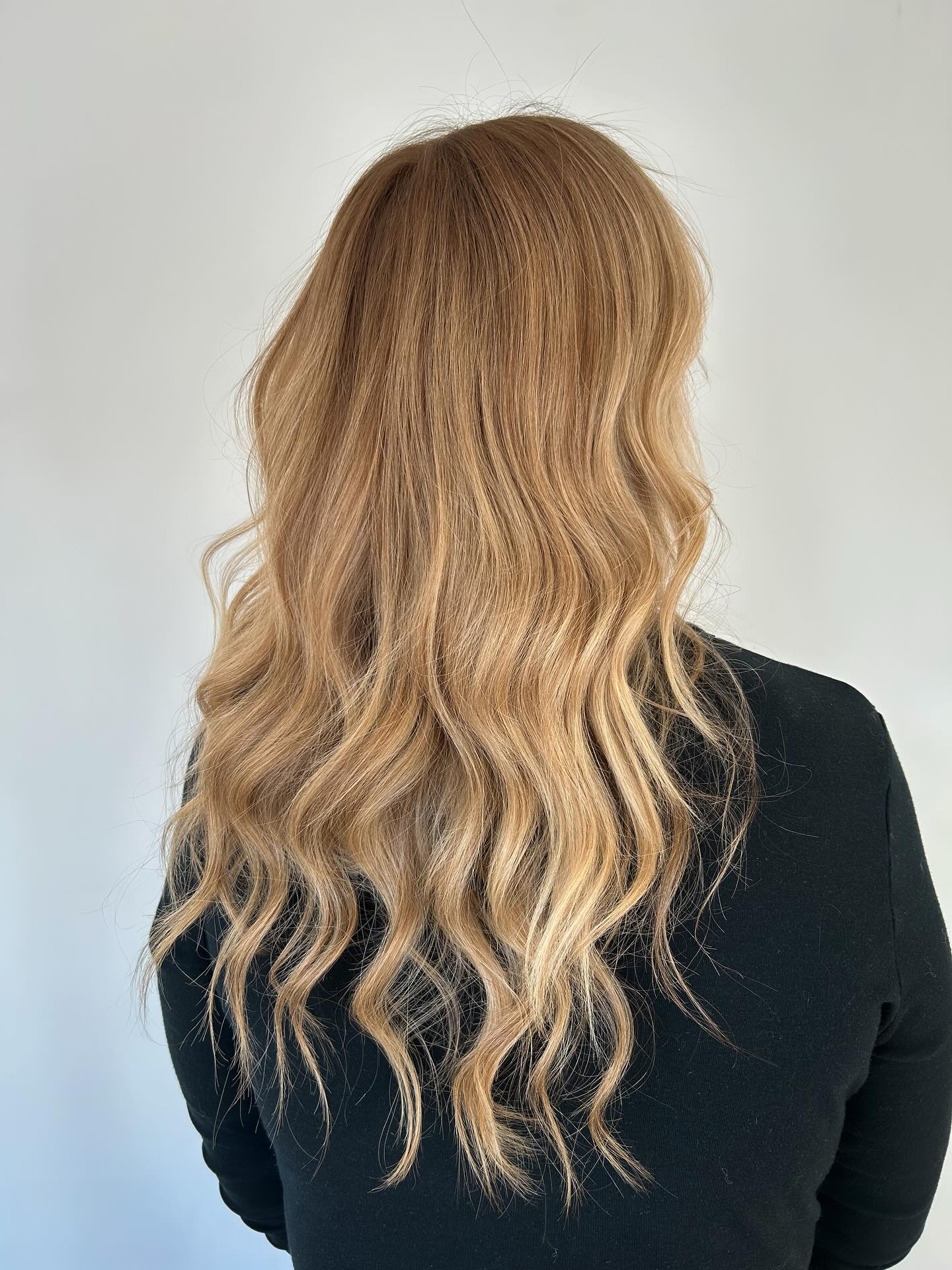 The strawberry hair is following me this season & I love it!! 🍓🍰 such a fun way to transition from summer > fall ✨
•
•
•
•
•
•
•
•
•
#greensboro #greensborosalon #highpointsalon#uncg #elonuniversity #highpointuniversity #hpu #triadncsalon #greensborofood #greensborophotographers #greensboronailsalon #blondes #balayage #highlights #greensboroblondespecialist #greensboroextensions #highpointextensions