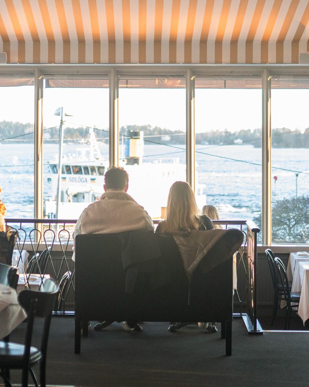 På Verandan blir varje tugga bättre med den här vyn som sällskap.
Boende och middag från 1700 kr/pers.
Gör helgen oförglömlig.
Allt börjar via länken i bio. 👈