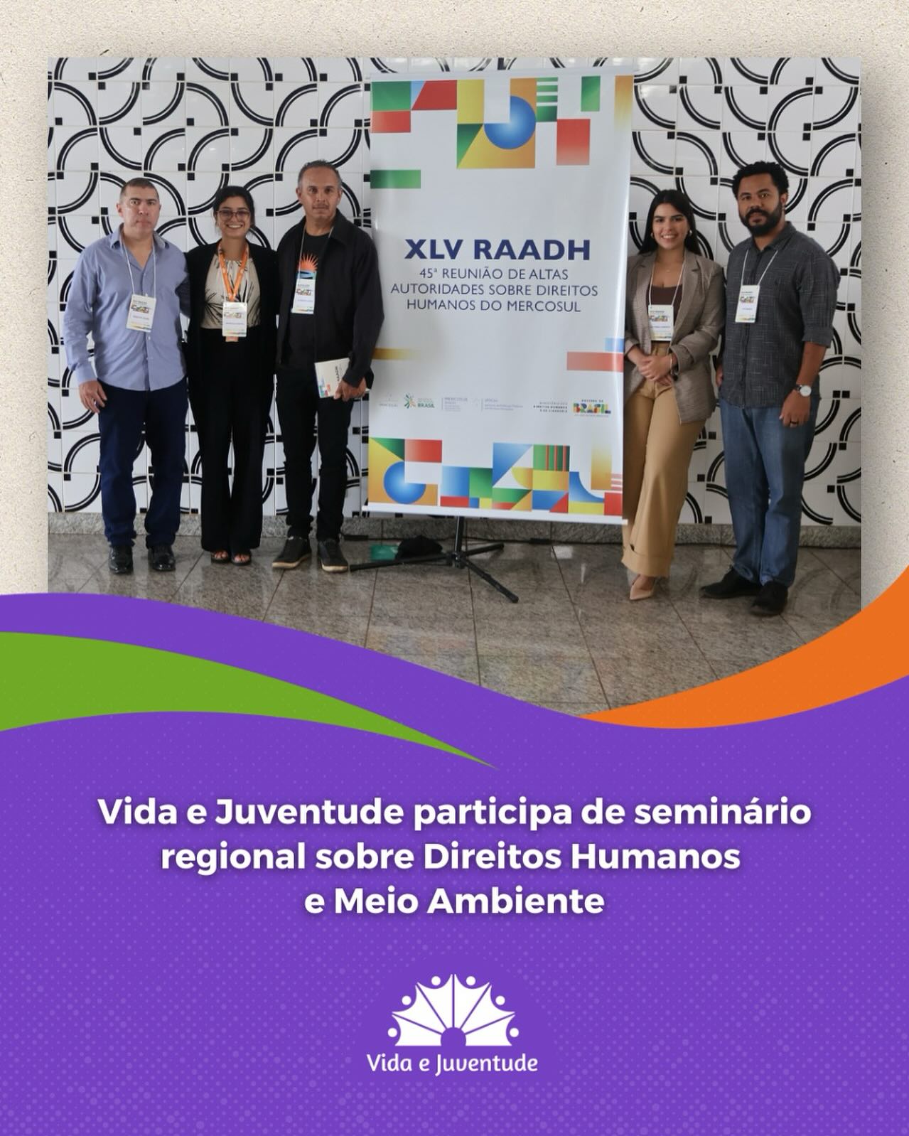 🌿O Vida e Juventude, representado por integrantes da equipe técnica federal do PPDDH (Programa de Proteção aos Defensores(as) de Direitos Humanos, Comunicadores(as) e Ambientalistas), marcou presença no seminário “Direitos Humanos e Meio Ambiente: Diálogo Regional”, realizado em Brasília no contexto da Reunião de Altas Autoridades sobre Direitos Humanos do Mercosul (RAADH).
A agenda incluiu o Conversatório com a sociedade civil e o seminário “Lugares de Memória no marco dos 50 anos do Plano Condor”, articulando meio ambiente + participação social + memória e verdade na região. 🌎
🔎 Matéria completa no site do Vida: www.vidaejuventude.org.br
#direitoshumanos #vidaejuventude #ppddh #meioambiente