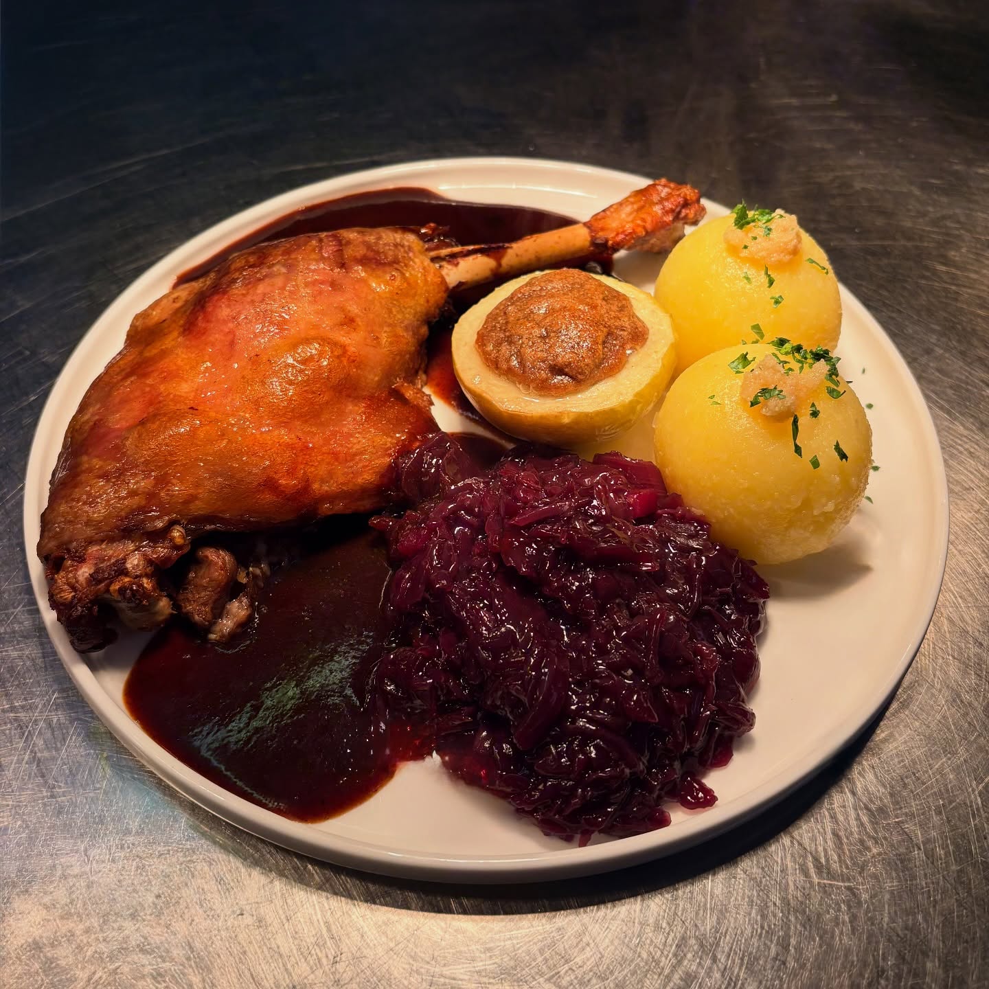 Sous-vide gegart & knusprig aus dem Ofen – so gelingt die perfekte Gans. Mit Rotkohl, Klößen & Bratapfel ein echter Klassiker, der einfach in die Jahreszeit gehört.
Ab sofort auf unserer Abend- und Sonntagskarte. 🪿🍂
#gänsezeit #gänsekeule #martinsgans #herbstgerichte #wertheim #bestenheid #bestenheiderstuben