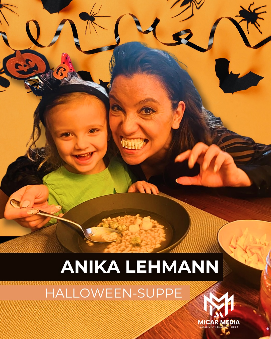 Bühne frei für die Buchstabensuppe! 🍲 Wenn es draußen schaurig kalt wird, hilft nur eins: eine dampfende Schüssel Comfort Food. Besonders zu Halloween! 🎃
Dieses Rezept stammt direkt aus der Küche unserer lieben Anika Lehmann – ein Klassiker, wie man ihn aus Kindertagen kennt:
Suppengemüse, Buchstabennudeln, Erbsen, Würstchen (oder vegan mit Tofu!) – fertig ist das Seelenfutter für graue Tage. 💛
🎬 Fun Fact: @miss_anikal schwört, dass die Suppe immer gelingt, wenn man beim Kochen mitspricht. 😁
👉 Nachkochen? Geht ganz easy. Mehr dazu im Post.
#MICARMEDIA #AnikaLehmann #Schauspielerin #Rezept #Buchstabensuppe #Soulfood #Suppenliebe #Herbstküche #Hausgemacht #EinfachLecker #Wohlfühlküche #KochenMitLiebe #Suppenzeit #Kindheitserinnerungen #SchauspielerLeben #BehindTheScenes #MICARMEDIAOffice
#HalloweenCooking #GermanFood #Kochmoment