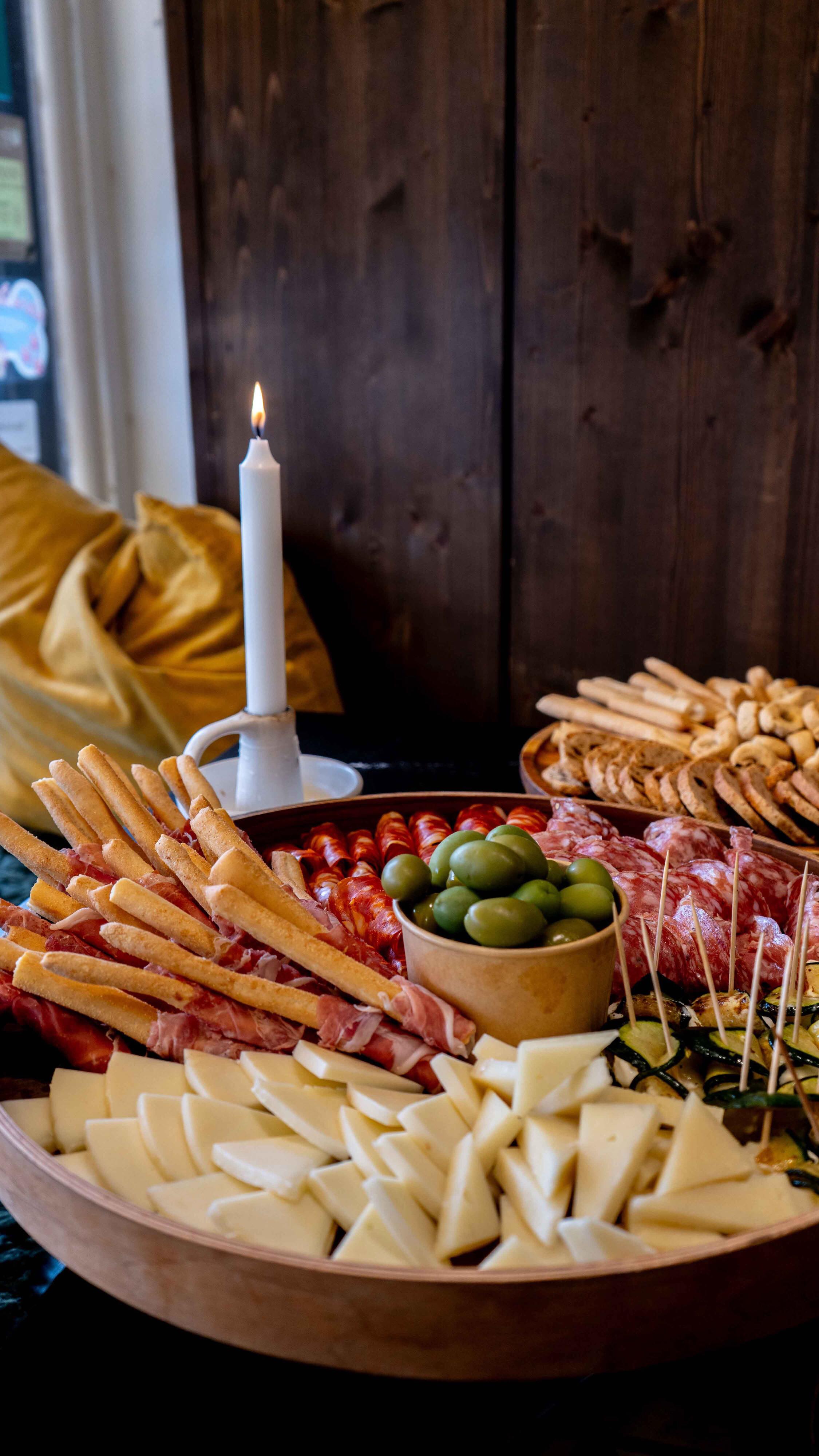 Are you Panning your next event, office lunch, or family gathering?
Make it delicious with our Italian sharing platters packed with cured meats, cheeses, and baked bread. 🇮🇹✨
You can place your order in-store or simply give us a call on 020 3565 0151 , we’ll take care of the rest.
#ItalianDeliLondon #CateringLondon #SharingPlatte