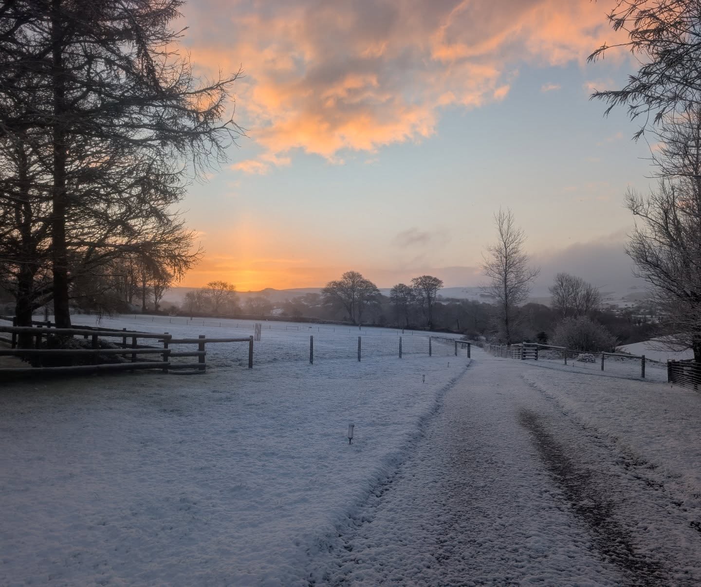 It's snowed ❄️
.
.
.
#lowerwillsworthy #snow #winterwonderland #love #dartmoornationalpark #dartmoor #dartmoorholidaycottage #holidaycottagesuk #escapetothecountry #landscapephotography #snowday❄️