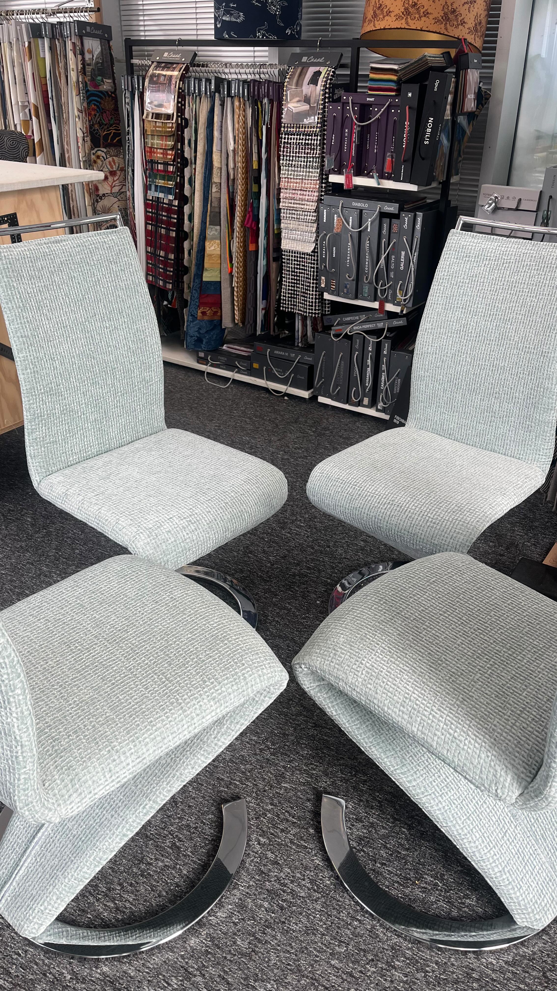 Suite et fin de cette série de 8 chaises . Changement de couverture . Tissus easy clean de chez @camengo_official #tapissiere #hupholstery #artisanatfrançais🇫🇷 #artisanatdart
#tapissierdécorateurvalenciennes
#valenciennes #lille #mons #Denain #cambrai #saintamandleseaux
#trithstleger
#letempsdunemetamorphose
#letempsdunemetamorphose
#déco #tendance #tapissierdameublement #chaises #chairs #salleamanger #tissueasyclean #camengo