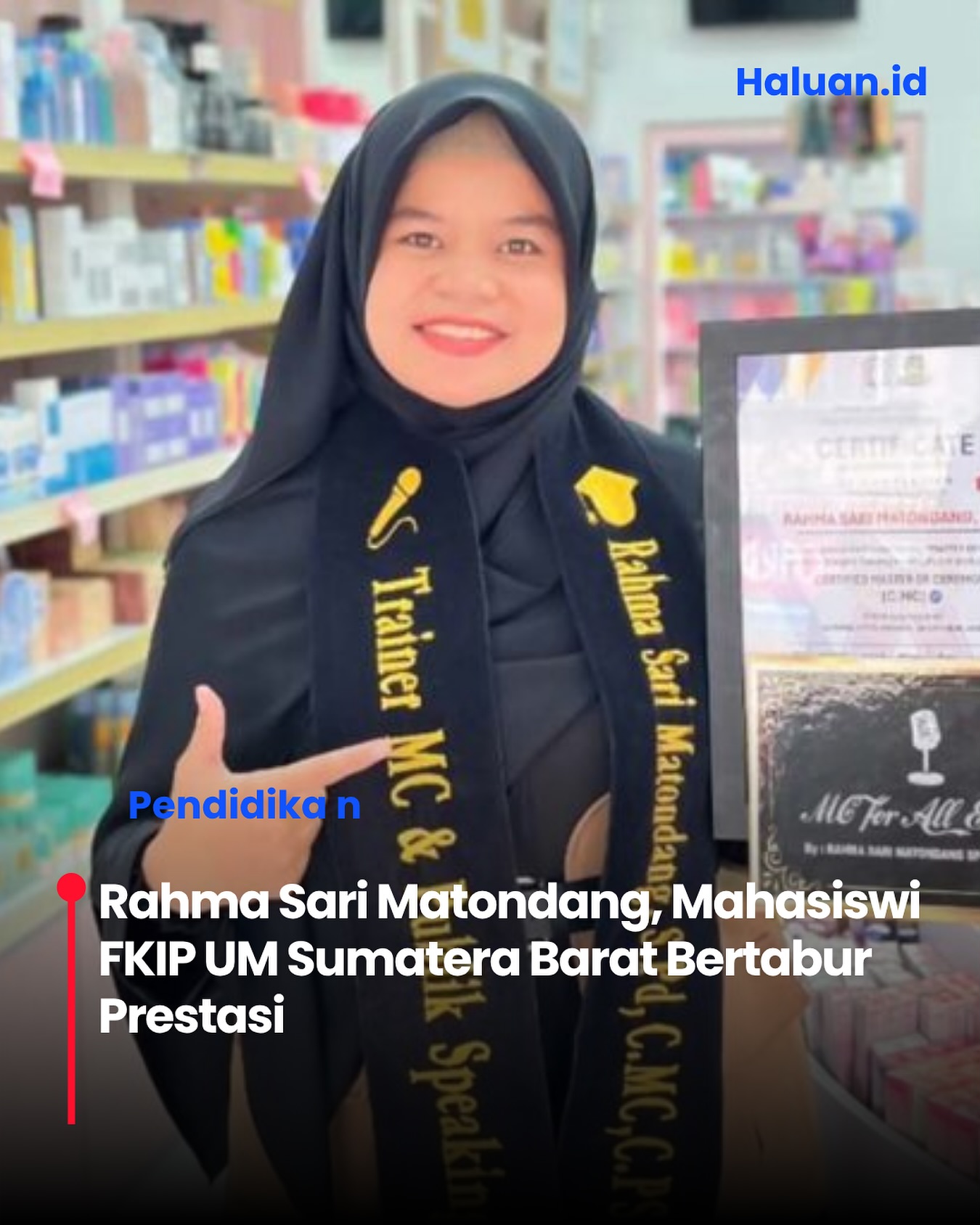 PADANG, HARIANHALUAN.ID — Menjelang prosesi wisuda yang penuh makna, Rahma Sari Matondang, mahasiswi tingkat akhir Program Studi Pendidikan Bahasa Inggris, Fakultas Keguruan dan Ilmu Pendidikan (FKIP), Universitas Muhammadiyah (UM) Sumatera Barat, kembali menorehkan prestasi membanggakan.Ia berhasil meraih dua gelar non-akademik bergengsi, yakni Certified of Master of Ceremony (C.MC) dan Certified of Public Speaking (C.PS). Kedua sertifikasi tersebut diperoleh melalui pelatihan intensif yang diselenggarakan Gister Training (Global Insani Training Center) pada 19 Oktober 2025 di Kawana Hotel, Kota Padang.Raihan sertifikasi ini bukan sekadar simbol pencapaian, melainkan bukti nyata kompetensi dan dedikasi Rahma dalam bidang kepemanduan acara dan komunikasi publik. Dalam wawancara bersama Pusat Prestasi Mahasiswa (Puspresma) UM Sumatera Barat, Rahma mengaku bahwa perjalanan untuk memperoleh gelar tersebut tidaklah mudah. Prosesnya menuntut kerja keras, ketekunan, serta pengorbanan waktu dan biaya yang tidak sedikit bagi seorang mahasiswa.Selengkapnya di link https://harianhaluan.id/pendidikan/hh-138425/rahma-sari-matondang-mahasiswi-fkip-um-sumatera-barat-bertabur-prestasi/ PADANG, HARIANHALUAN.ID — Menjelang prosesi wisuda yang penuh makna, Rahma Sari Matondang, mahasiswi tingkat akhir Program Studi Pendidikan Bahasa Inggris, Fakultas Keguruan dan Ilmu Pendidikan (FKIP), Universitas Muhammadiyah (UM) Sumatera Barat, kembali menorehkan prestasi membanggakan.Ia berhasil meraih dua gelar non-akademik bergengsi, yakni Certified of Master of Ceremony (C.MC) dan Certified of Public Speaking (C.PS). Kedua sertifikasi tersebut diperoleh melalui pelatihan intensif yang diselenggarakan Gister Training (Global Insani Training Center) pada 19 Oktober 2025 di Kawana Hotel, Kota Padang.Raihan sertifikasi ini bukan sekadar simbol pencapaian, melainkan bukti nyata kompetensi dan dedikasi Rahma dalam bidang kepemanduan acara dan komunikasi publik. Dalam wawancara bersama Pusat Prestasi Mahasiswa (Puspresma) UM Sumatera Barat, Rahma mengaku bahwa perjalanan untuk memperoleh gelar tersebut tidaklah mudah. Prosesnya menuntut kerja keras, ketekunan, serta pengorbanan waktu dan biaya yang tidak sedikit bagi seorang mahasiswa.Selengkapnya di link https://harianhaluan.id/pendidikan/hh-138425/rahma-sari-matondang-mahasiswi-fkip-um-sumatera-barat-bertabur-prestasi/