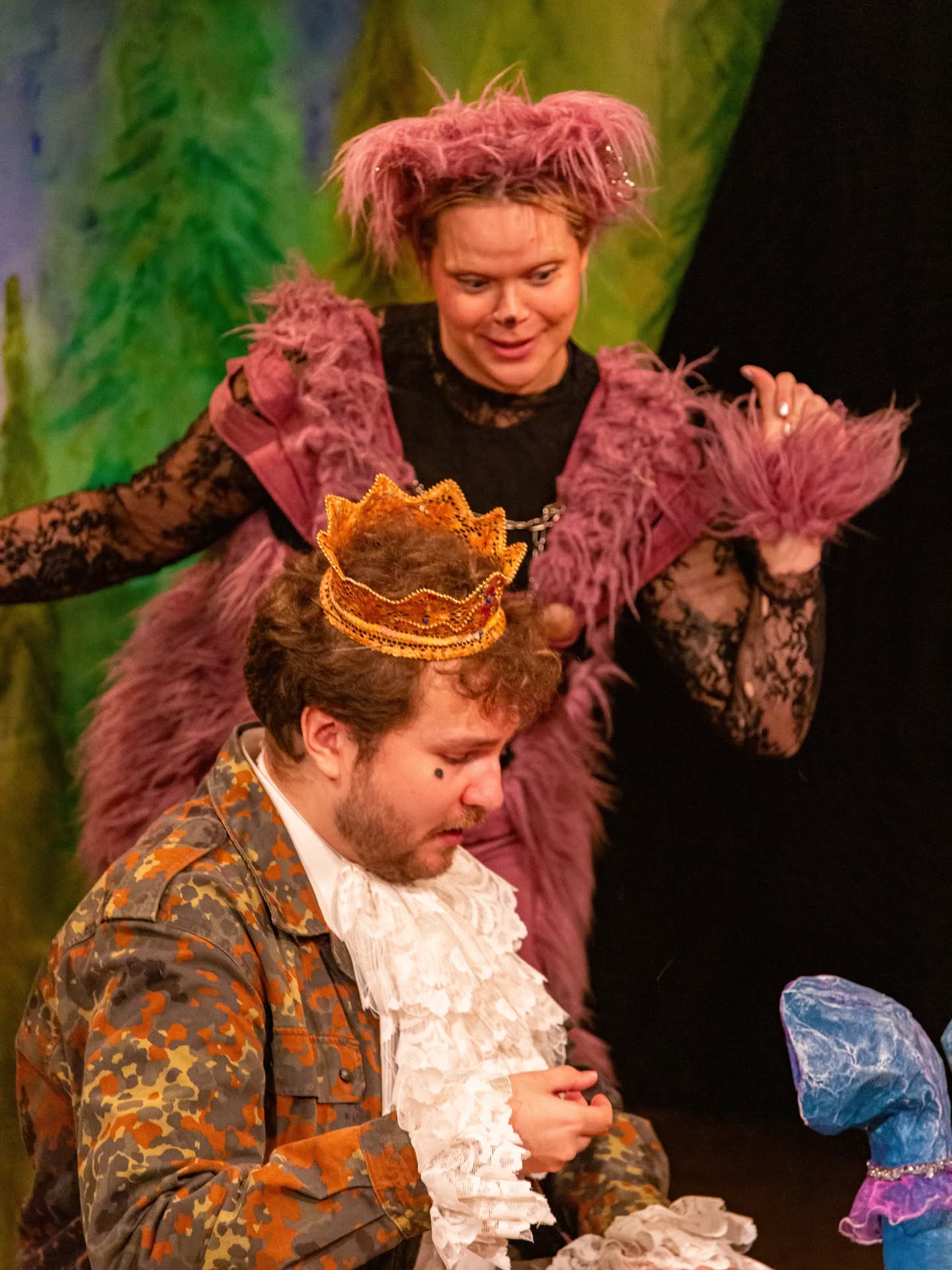 "Lisssää sssienipiirakkaa Prinsssille!"
Laulujen siivittämä, hauska ja vähän jännittävä näytelmä Ootko mun kaverlji? Pakkahuoneella 14.11. alkaen.
Sopii kaikenikäisille. Tervetuloa!
Kuvassa Prinssi ja Noidan kissa
Lisätiedot ja liput www.vaarapyora.com
Lippuja myös ovelta, varaukset vaarapyora@gmail.com
Kuva Mikko Jormakka
#ootkomunkaverlji #joensuunpakkahuone #teatteri #musiikkinäytelmä #musiikkiteatteri #lastenkulttuuri #kulttuuri #taide #joensuu #joensuukaupunkiidässä