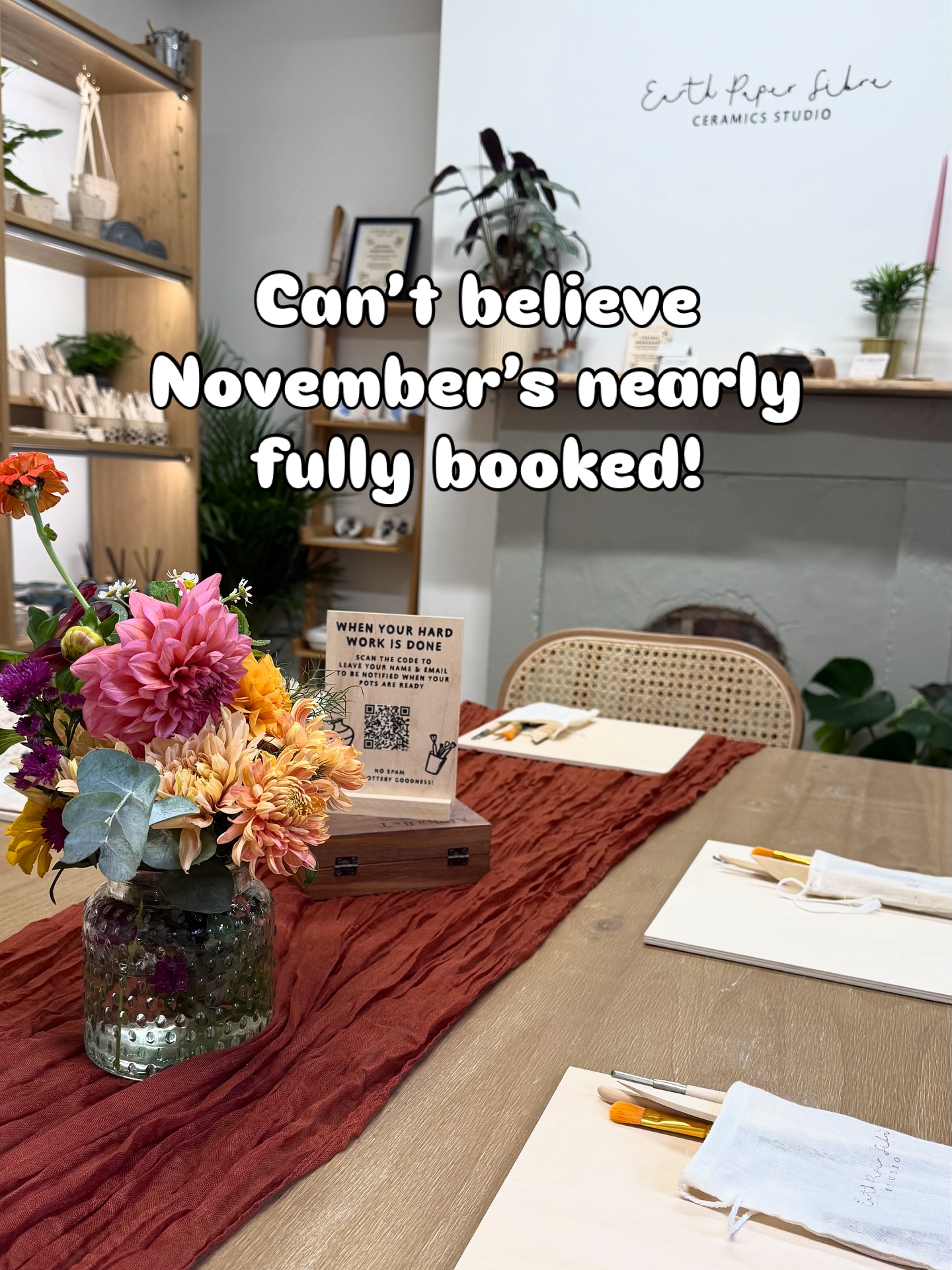 Workshops with Availability 🖤
Can’t believe November is almost fully booked already!
Here’s what’s left 👇🏻
🗓 5th Nov, 7–9pm – Ceramic Wreaths @ Leah’s Yard
🎨 12th Nov, 6.30–8.30pm – Bauble Painting @ Left Bank Leeds
🐭 14th Nov, 7–9pm – Cheese Boards & Mice @ Leah’s Yard
🏠 26th Nov, 6–8pm – Tea-light Houses @ Bon (book directly with Bon)
🌿 27th Nov, 7–9pm – Ceramic Wreaths @ Church, Temple of Fun
Spots are going fast, so grab yours before they’re gone!
Tag a friend who needs a creative night out 🎨✨