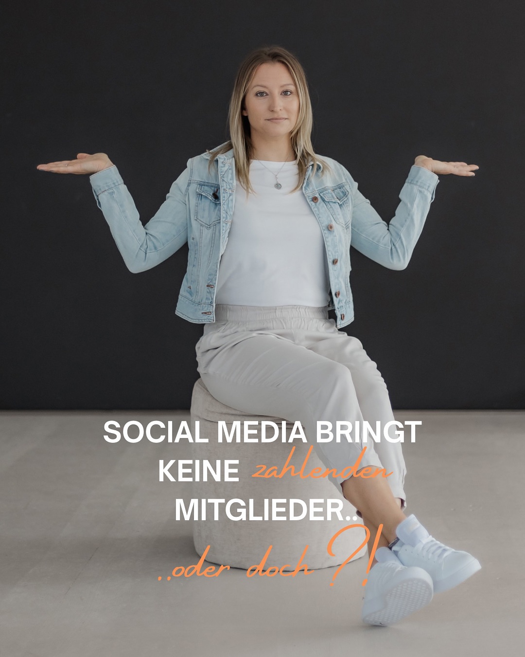 Diesen Satz höre ich ständig und jedes Mal weiß ich:
Da steckt noch altes Denken dahinter.
Früher war Marketing linear:
Ein Angebot, ein Preis, ein Plakat..fertig.
Heute ist Marketing emotional:
Es geht um Vertrauen, Identifikation und das Gefühl, Teil von etwas zu sein.
Menschen buchen kein Training.
Sie investieren in ein Gefühl.
In eine Marke, der sie vertrauen.
In ein Studio, das sie versteht.
Wenn dein Social-Media-Auftritt nur über Preise und Geräte spricht,
verpasst du den größten Hebel: Verbindung.
Premiumstudios, die ihre Community online sichtbar machen durch echte Member-Stories, Trainer:innen & Atmosphäre,
👉🏼 verkaufen nicht über Rabatte,
👉🏼 sondern über Emotionen, Werte und Zugehörigkeit.
Social Media verkauft nicht direkt, aber es entscheidet, wem wir unser Vertrauen schenken.
Und Vertrauen ist die neue Währung für Wachstum.
Wenn dein Studio online so wirken soll, wie es sich vor Ort anfühlt,
schreib mir „Community“.
Ich zeig dir, wie aus Content echte Mitglieder werden.