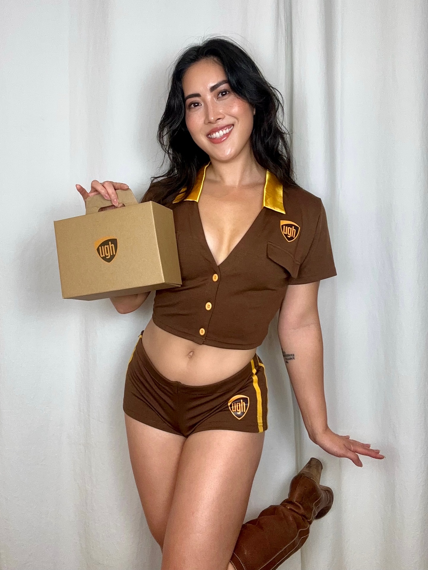 special delivery 📦🤭 #halloween #costume