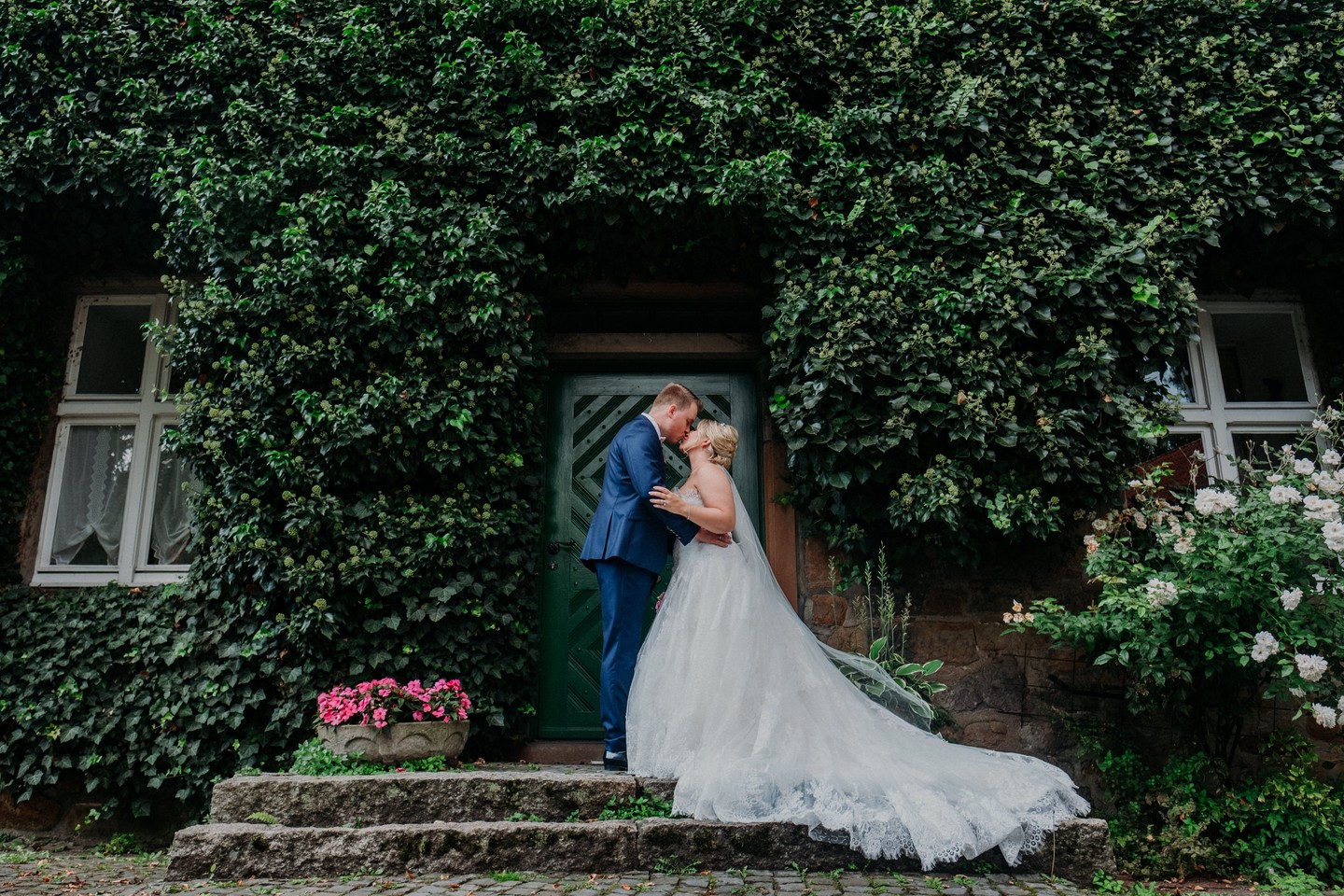 🪴Echte Hochzeit🪴
Titel: Die Bedeutung der Perspektive
Wenn du dieses alte, efeubewachsene Haus siehst, denkst du dir vielleicht nichts dabei. Wenn ich es sehe, denke ich sofort: GEIL! Wo ist das Brautpaar?
Stell dir vor, dieses Foto wäre aus einem anderen Winkel aufgenommen worden. Hätte die Kamera zum Beispiel auf Brusthöhe fotografiert, wären der einzigartige Charme des Hauses, die Struktur der Stufen und die Länge der Schleppe des Kleides nicht so eindrucksvoll zur Geltung gekommen.
Dieses Bild präsentiere ich gerne als ein Gesamtwerk. Es ist so komponiert, dass der Hintergrund und das Motiv – das Brautpaar – harmonisch zusammenwirken. Große Posen sind hier überflüssig, da die Umgebung und die Schleppe des Kleides bereits die gesamte Wirkung entfalten.
💚💜💚💜💚
#hochzeitsfotograf
#hochzeitsreportage
#brautpaarshooting
#hochzeitsshooting
#reportagefotografie
#reportagehochzeit
#hochzeitskomposition
#architekturundliebe
#hochzeitskleid
#schleppe
#brautkleidliebe
#reportagestil
#authentischehochzeiten
#wahreemotionen
#hochzeitsinspiration
#heiratenimruhrgebiet
#hochzeitnrw
#hochzeitsfotografnrw
#storytellingwedding
#loveauthentic
#lookslikefilm
#fotografenblick
#perspektivwechsel