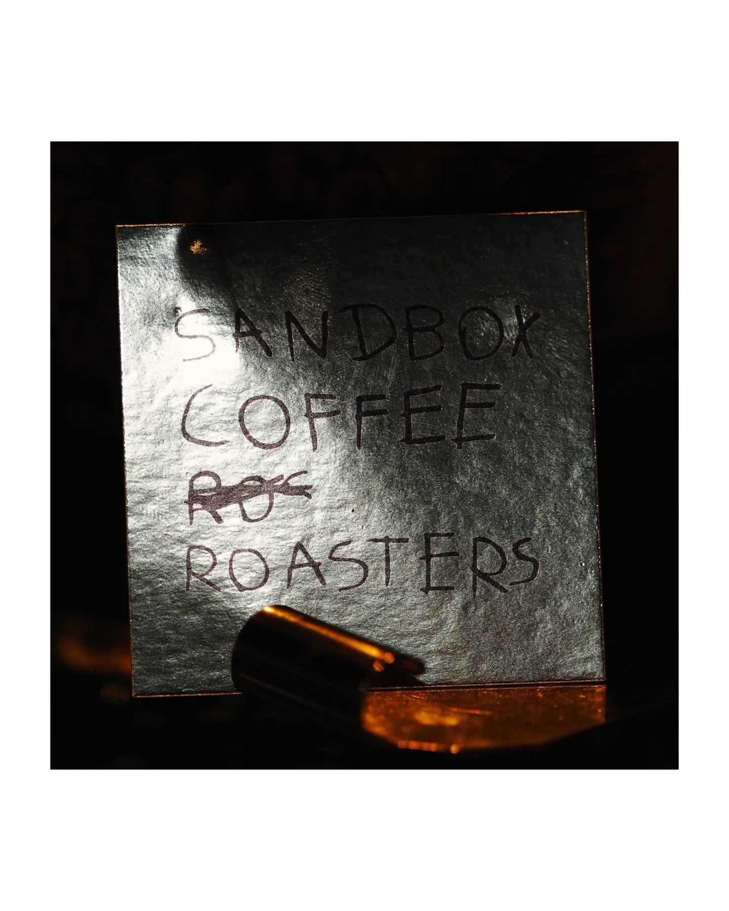 !NEW DROP!
@sandbox.coffee is zwar noch relativ jung in der Szene, aber mit ihren knackig hellen Röstungen aus dem Stronghold konnten sie unsere Herzen im Sturm erobern!
Clean, komplex und gefühlt das hellste was man momentan so in Deutschland bekommt!
Haru Wachu . Äthiopien . Double Layer Natural
Der zweite Kaffee in kurzer Zeit aus dem Kebele Haru Wachu, jedoch mit Abstand cleaner, als das Lot, welches wir von Neues Schwarz hatten. Während der Trocknungsphase wurden bei diesem Lot 2 Lagen an Kirschen auf den Trockenbetten ausgebreitet, welches ein langsameres, gleichmäßigeres Trocknen zur Folge hat. Im Cup finden wir süße Amalfi Zitronen, reife Wildheidelbeeren und weiche Floralität wie Jasminblüten. Ein Schlückchen Sommer, im Herbst!
Buko Hambela . Äthiopien . Natural
Dieser klassische Natural von der Buku washing station, kommt wie auch der Haru Wachu (und die besten äthiopischen Kaffees diese Saison) aus Guji. Eine weitere Gemeinsamkeit ist der Blend an Heirloom Varietäten, welche dieses Lot ausmachen. Nichtsdestotrotz, oder gerade deswegen, schmecken wir die prickelnde Säure reifer Erdbeeren, süße Honigmelone und Hagebutte im
Abgang. Ein sweet treat, wann immer Du ihn brauchst!
Rwenzori Mountains . Uganda . Washed
Einen gewaschenen Kaffee mussten wir dann aber doch noch kaufen. Dieser kommt dieses Mal aus Uganda und ist ein Blend der ursprünglich kenianischen Varietäten SL14 und SL28. Die Verarbeitung mit einer ‚wet-fermentation‘ vor dem endgültigen Waschen, in Kombination mit den kenianischen Varietäten, bringen intensive Säuren und Hibiskusaromen in die Tasse. Das ganze Bild wird abgerundet, durch leichte Gewürznoten. Ein spritziger, cleaner Kaffee, mit genug Spice für den Herbst!