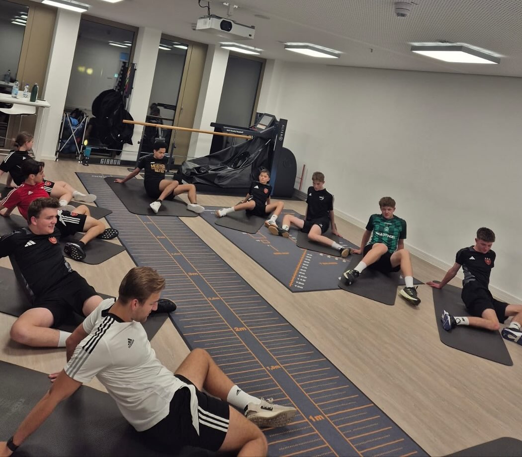 📍Stützpunkt-Training bei OKPHYSIO
Heute stand für unseren Leistungs- und Perspektivkader wieder ein wichtiger Baustein auf dem Programm 💪
Der Fokus lag auf
🔥 Rumpfstabilität
🦵 Stabilität der Beinachse
🤸♂️ Mobilität von Hüfte, Knie und Sprunggelenken
Nach den intensiven Spielen am Wochenende drehte sich außerdem vieles um Regeneration & Bewegungskompetenz 🧘♂️
Ein riesiges Dankeschön an unseren Kooperationspartner @okphysio für das überragende Angebot im Kursraum und die großartige Unterstützung bei der Nachwuchsförderung unserer Schiedsrichtergruppe! 🙌
#schiedsrichter #nachwuchsförderung #okphysio #Training #Regeneration #Athletiktraining #Stabilität #Mobilität #Teamwork #Leistungskader #Perspektivkader #refereelife #fitforthegame #srgreutlingen