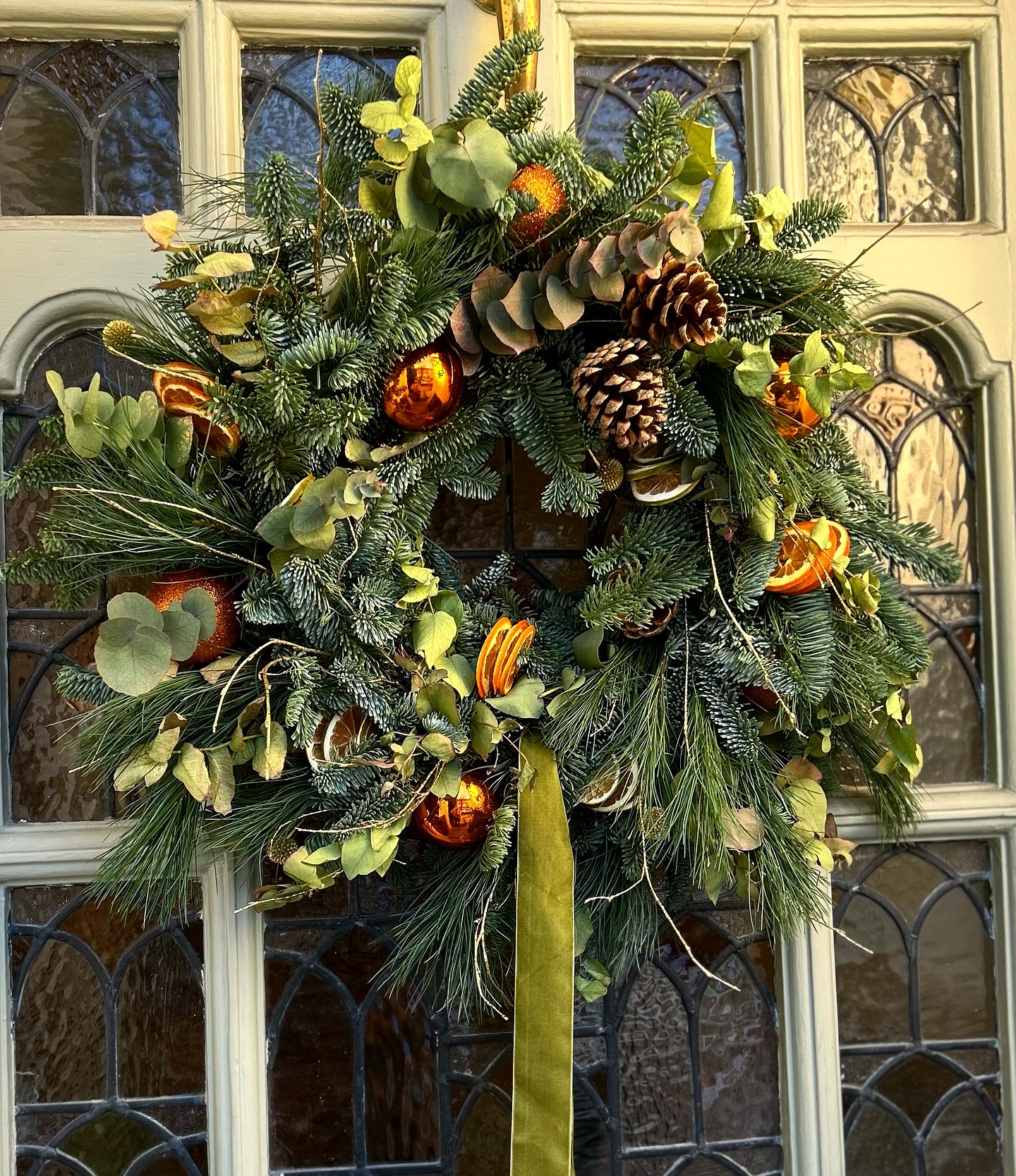 WREATH-MAKING WORKSHOPS ✨
Join me for 2 hours of wreath making loveliness! You’ll be professionally guided on adorning your very own Christmas wreaths with your choices of foliages, dried fruits, sparkles, ribbons, & the rest ✨🎄✨🎄✨🎄
The details:
- Sunday 30th November @ Pipoca Vegan, a gorgeous restaurant turned event space in the heart of Brixton. £70, all materials provided & your ticket includes a complimentary tea or coffee - super cosy lovely festive vibes. Use code ‘PIPOCAV5’ for £5 off till 15th November! @pipocavegan
- Monday 1sr December @ The Avalon in their gorgeous heated courtyard. Of course the bar will be open to purchase drinks and get those creative juices flowing! £70, all materials provided. £5 off with code ‘AVALON5’ till 15th Nov! @threecheerspubs
Spots are limited and spaces are filling up! Book now to avoid disappointment 🎄 link in bioooooo
#wreathworkshop #workshop #christmas #festive #diy #florist #london #balham #brixton #clapham