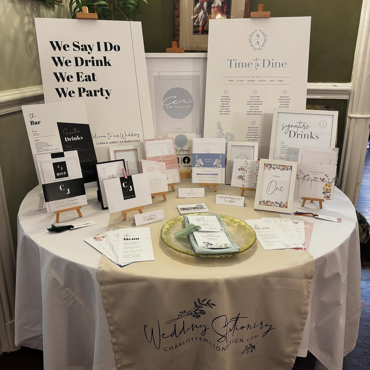 POP IN // Wedding fair is in full motion, join me and local suppliers at the breathtaking @angmeringmanor. Get inspired and chat about all things wedding 💌.
#weddinginspiration #weddinginspo #weddingstationery #weddinginvites #weddingstationerydesign #weddingfair #angmeringmanor #iamcwdesign