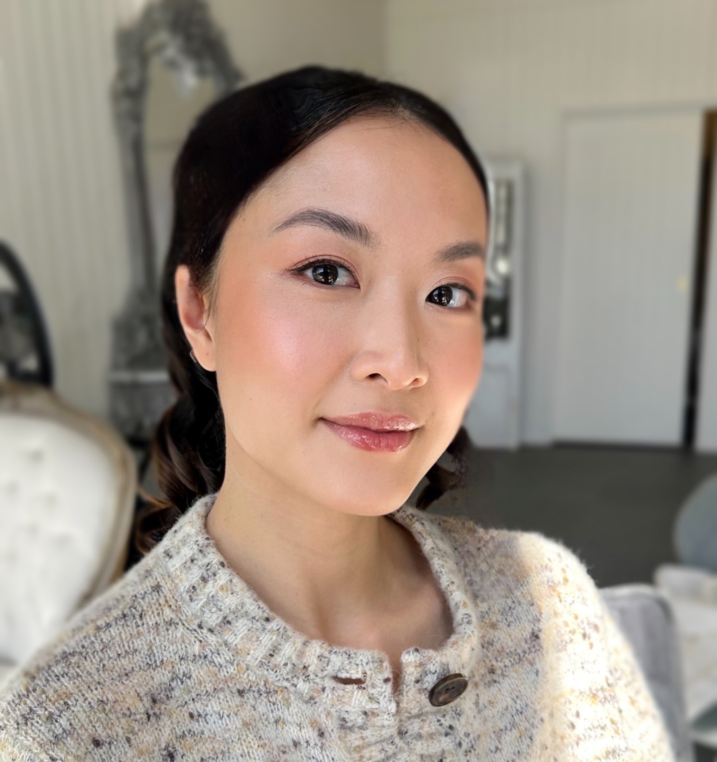 All about that glowing skin with flattering hues, subtle liner and lashes 👌 You don’t need to wear heavy makeup or lots of colour to look radiant and polished.
Makeup by ASH