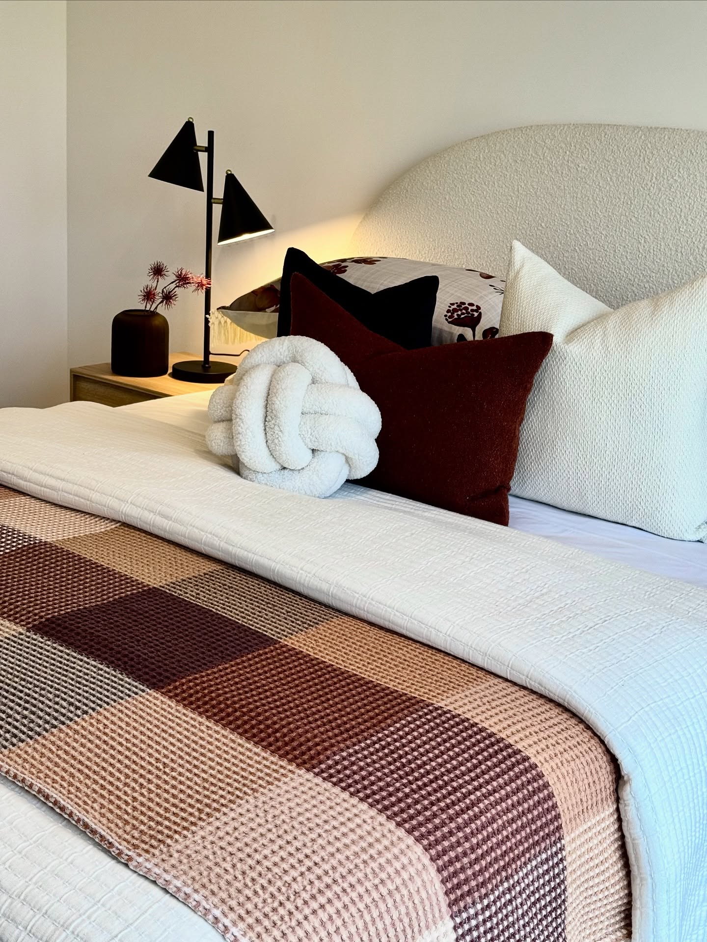 Give your room a | PURPOSE
Our second piece of advice to avoid confusion when selling, is to show a buyer the purpose of a space.
A room left empty lacks appeal to buyers. They find it hard to visualize the size of the area and what it could be used for. Furnishing a dead space as a study nook, for example, adds value to a home.
Give context to each area or space to maximize the appeal of your property and define its purpose.