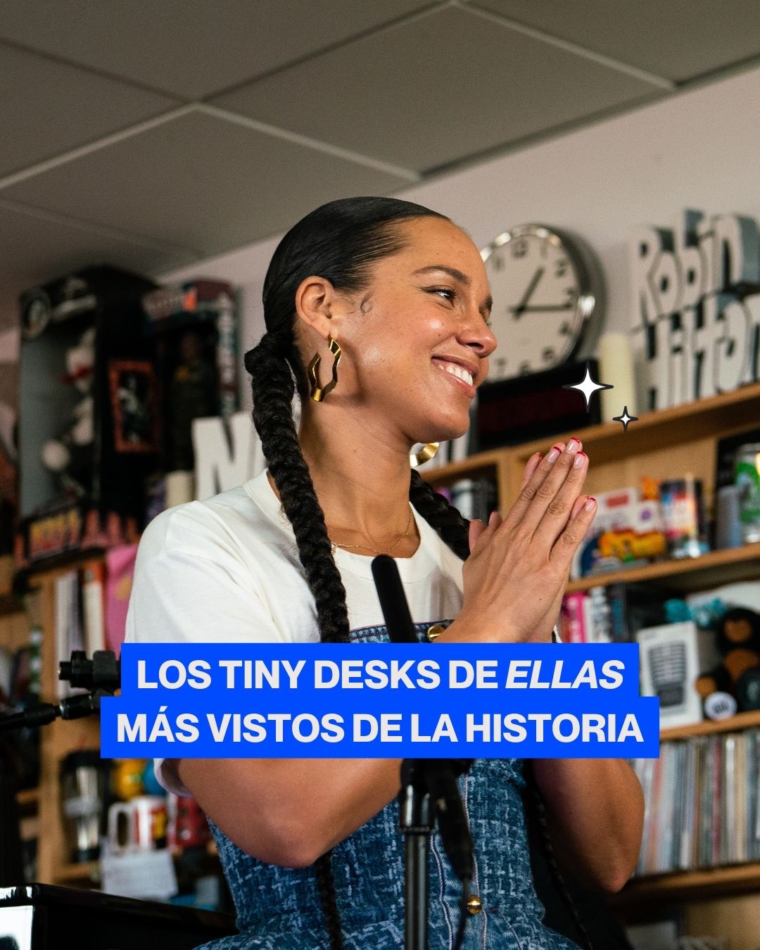 Los Tiny Desks de NPR Music nacieron casi por accidente: un intento por escuchar música en medio del ruido de un bar en Austin terminó inspirando uno de los formatos más icónicos de la música en vivo.
Desde 2008, ese pequeño escritorio en Washington D.C. ha sido testigo de actuaciones que desarman cualquier artificio. Sin luces, sin grandes escenarios: solo talento, cercanía y verdad.
Más de 1.000 sesiones después, el fenómeno sigue creciendo — y algunos de esos momentos se han convertido en historia. Y ellas forman parte de ella.