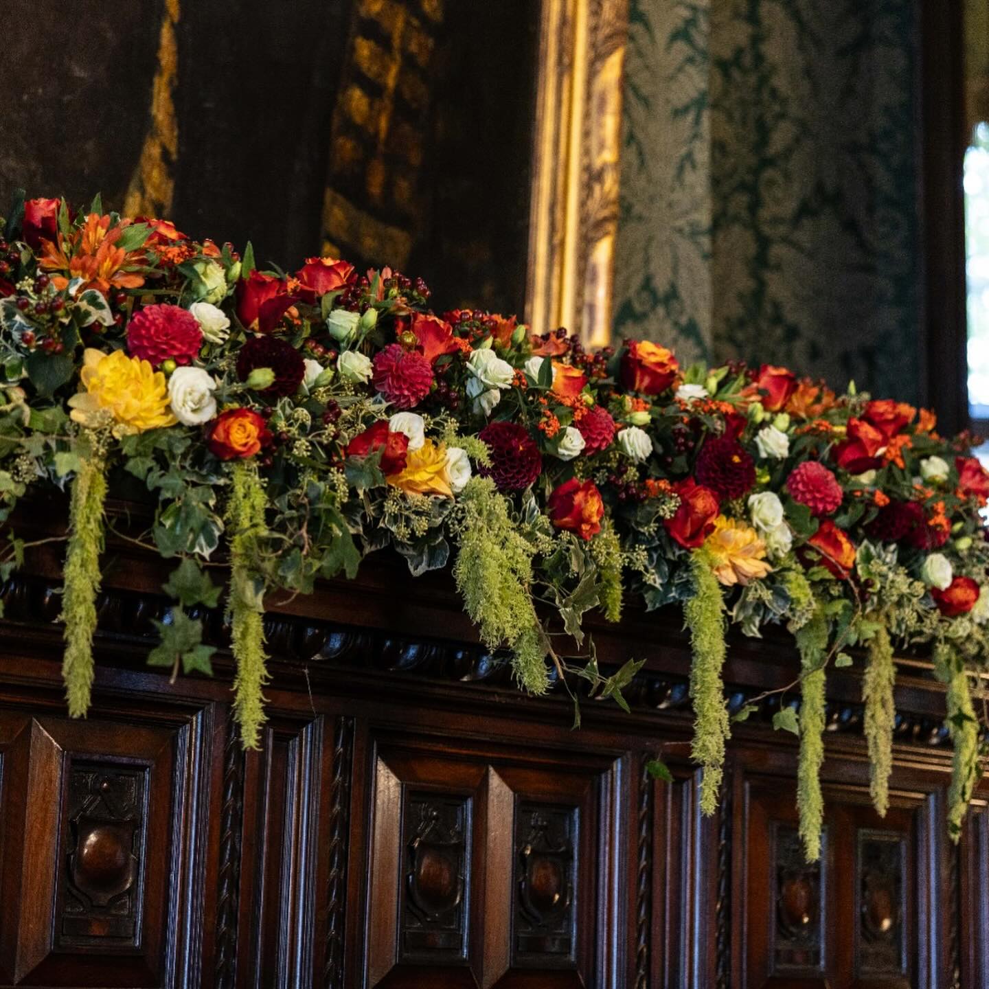 We had the pleasure of dressing the iconic National Liberal Club — always a joy to work with their wonderful team. Featuring Atomic Ecuadorian roses, dahlias, lisianthus, and a selection of exquisite seasonal blooms 🌹✨
