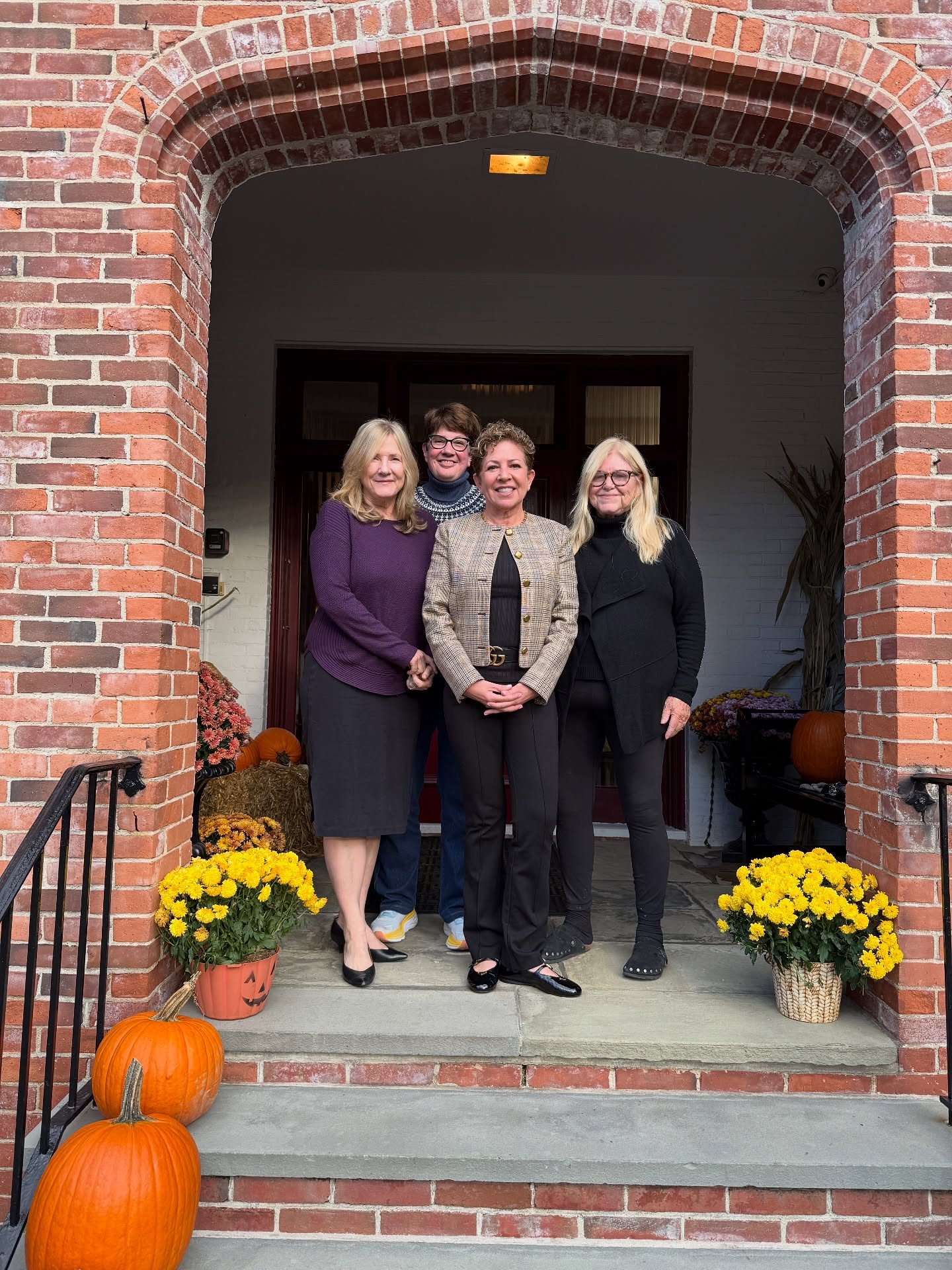 Step inside the historic @womansclubofgreenwich_ct with guests Fran Unrine, Kim Arguimbau, and Annmarie Gordon!
For 115 years, this incredible club has been empowering women, enriching Greenwich, and celebrating community spirit 💪💐
We’re talking all things Holiday Boutique - featuring a Sip & Shop, Grandma’s Kitchen, local artisans, vendors, raffles, and yes… even a psychic! 🔮 -all happening 11/14 and 11/15 with Free Admission!
🎁 This festive episode is your invitation to shop local, give back, and be part of a legacy of changemakers.
🔗 in bio!
#GreenwichCT #Community #WomenEmpowerment #HolidayBoutique #ShopLocal #GreenwichEvents #GivingBack #WomansClubOfGreenwich #locallove #peoplearesaying #peoplearesayingpodcast