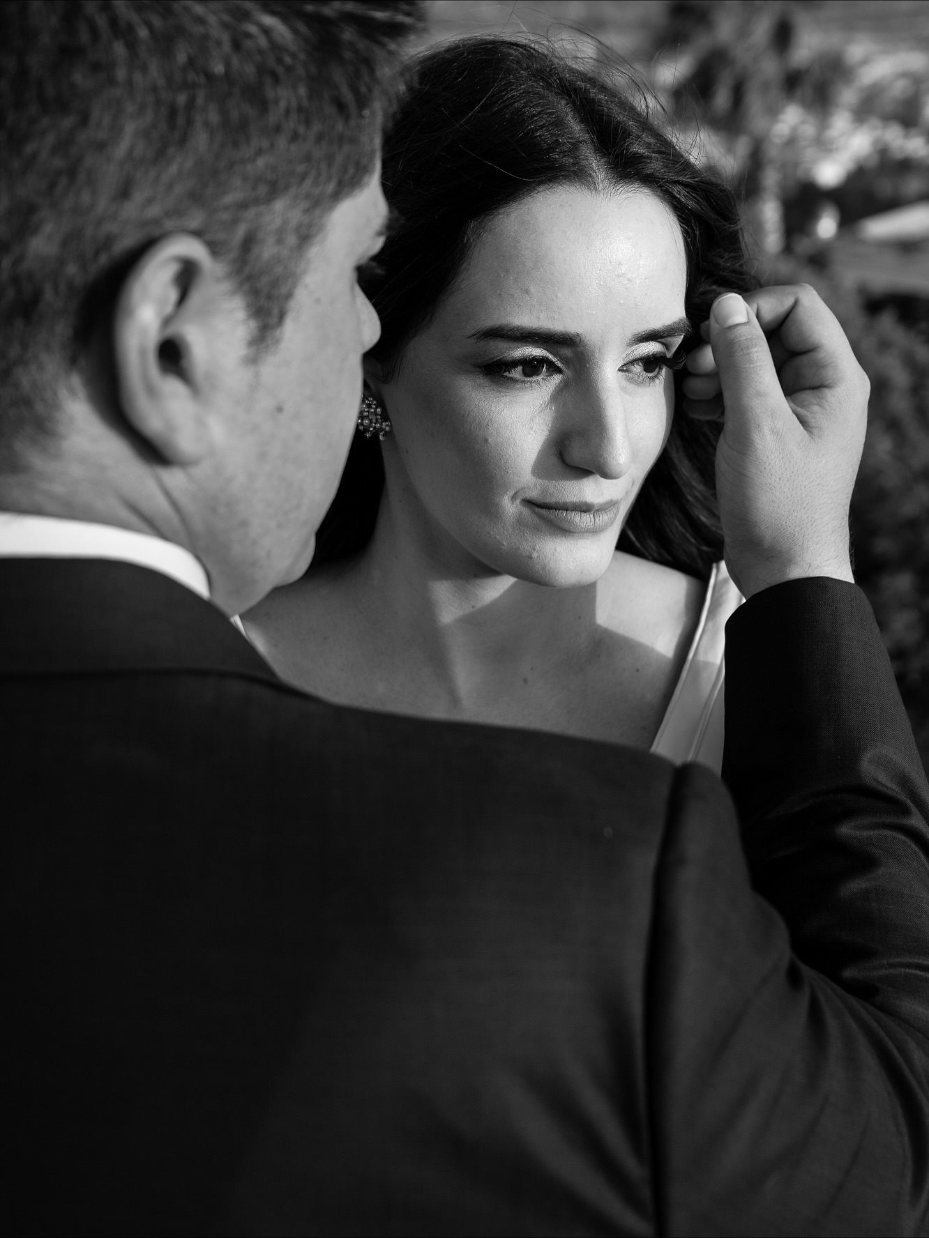 HOME - Fotografo en Jaén 13 Hay lugares que parecen hechos para el amor, y Granada, con su magia eterna, es uno de ellos.
Con María y Javier volvimos a vestir de boda, esta vez sin prisas, sin miradas alrededor, solo ellos y la luz más bonita que puede regalar una tarde junto a la Alhambra.
El sol bajaba despacio, tiñendo de oro las piedras, los cipreses y cada gesto de complicidad entre ellos. Fue una de esas sesiones donde todo encaja: la calma, las risas, el viento suave y esa sensación de estar viviendo algo que se va a recordar siempre.
Una postboda pensada para disfrutar, para dejarse llevar y volver a sentir el día de la boda.
.
.
@mariapgln
@cristinaanguitanovias
@eltejadofilms