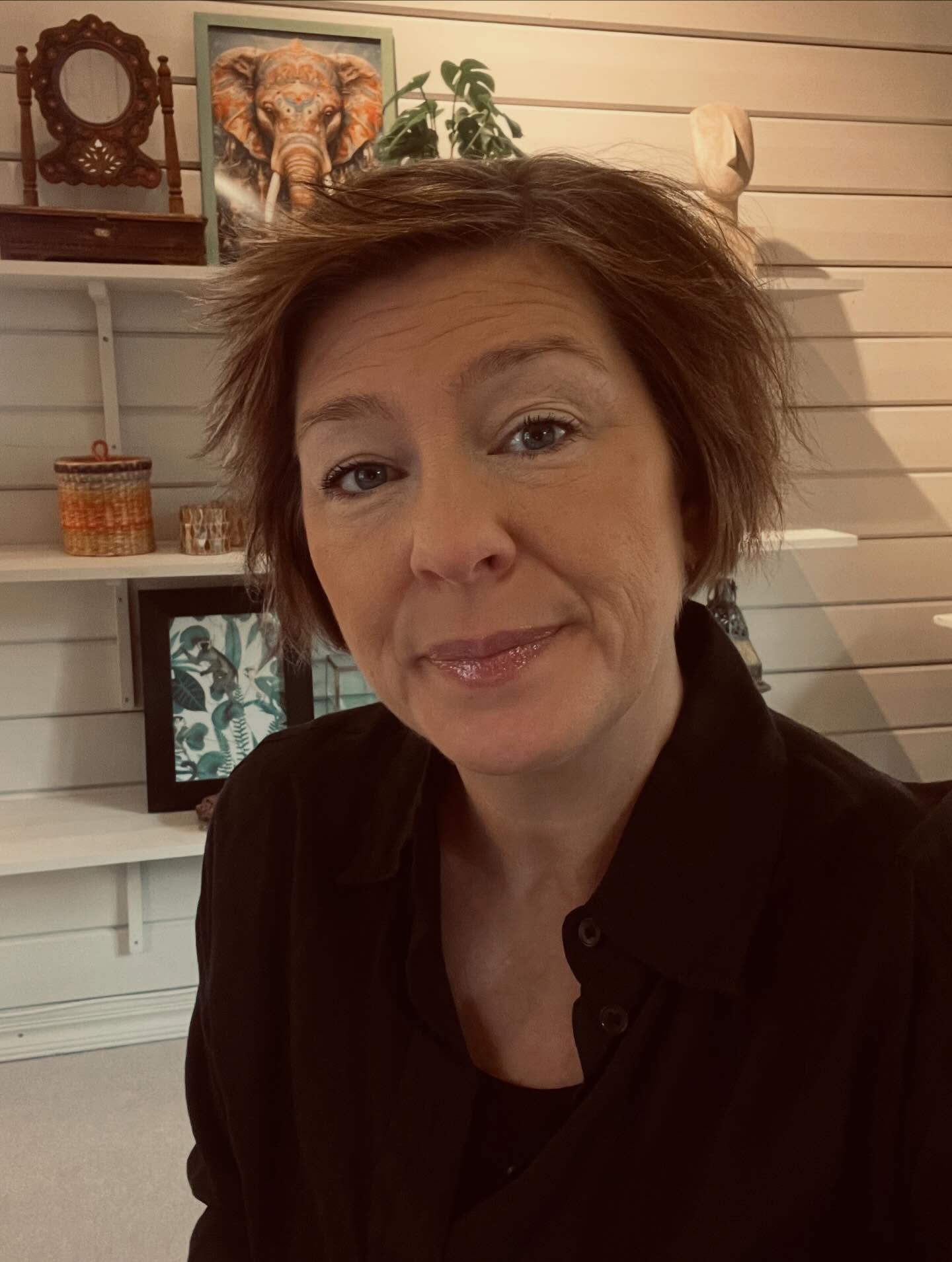 För bra precis 21 år sedan var jag iväg på en anhörigvecka.
En vecka med fokus på mig som anhöriga/medberoende.
För mig som anhörig till närstående med beroendesjukdom och missbruk.
Dagar av delning, tröst, hopp, förståelse och gemenskap.
Trygghet och vila.
Att vara i den där bubblan var transformerande.
Sista dagen fick vi en nyckelring med olika ord/budskap.
Orden vi valde markerades med ett borrat hål igenom ordet.
Som en ständig påminnelse att inte glömma bort oss och överenskommelsen med oss själva när vi kom tillbaka ut i verkligheten.
En påminnelse om varför jag behöver göra val som gagnar mig så att jag inte faller tillbaka i mönster som inte är gynnsamma för mig.
Mitt ord var Vilja.
Viljan att välja mig.
Viljan att välja mod. Viljan att underlätta och möjliggöra för mig och mitt.
Viljan att acceptera. Viljan att sätta gränser. Viljan att våga. Viljan att orka.
Inte för att jag måste, utan för att jag vill och behöver.
För att leva fri från skuld och skam.
Idag skulle jag ha valt samma ord, samma mantra.
Med tillägget Mod.
För det krävs mod att prioritera.
Mod att säga nej, och att göra det utan att lösas upp av skuld.
Vad väljer du, och vilken riktning skulle du behöva ta ut för att landa på en mjukare plats? ✨
#samtalsterapisundsvall #läkandesamtalankarsvik #anhörigstödakwarnerud