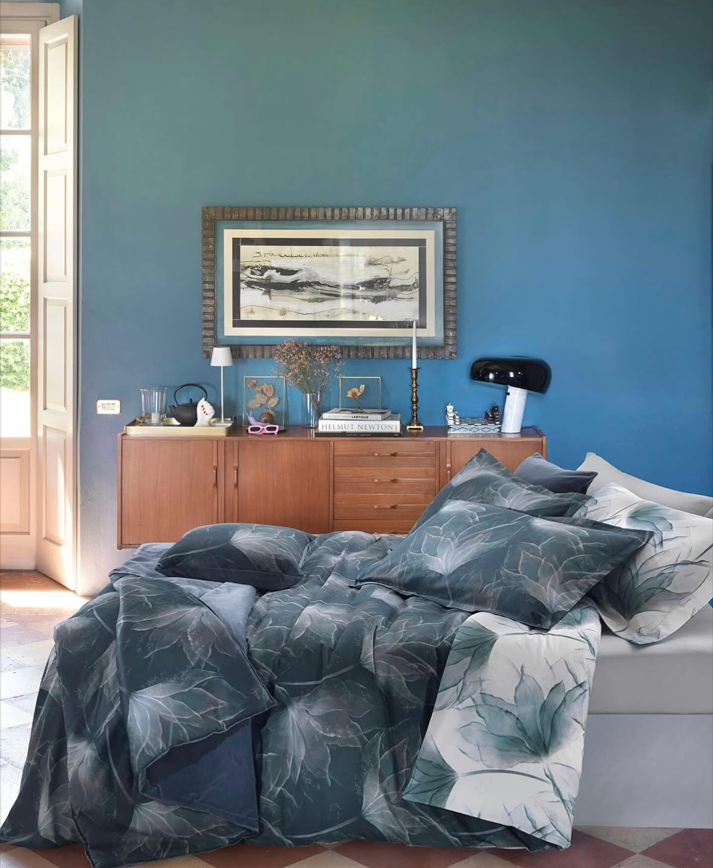 Chiudi gli occhi.
Immagina il tocco del cotone più morbido, il profumo del pulito, il comfort che ti avvolge.
È la sensazione di dormire tra le lenzuola Mirabello Carrara. 🌙