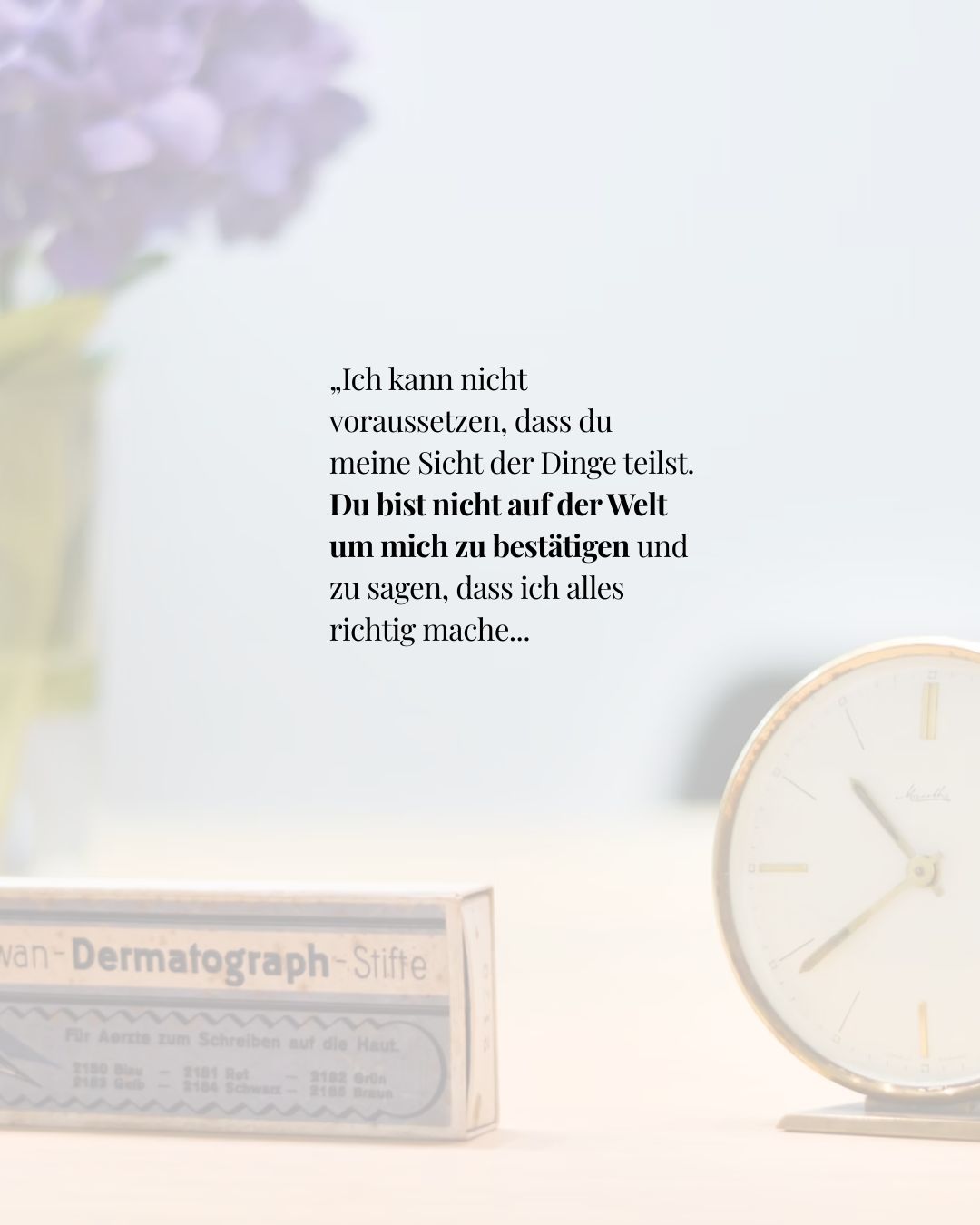 Der Schlüssel zu einer funktionierenden Partnerschaft ist die Fähigkeit zur Differenzierung: miteinander verbunden zu sein, ohne die eigene Identität aufzugeben.
Im Gegensatz zur „emotionalen Verschmelzung“ ermöglicht Differenzierung Bewegung, Wachstum und die Anerkennung dessen, dass zwei Menschen in einer Beziehung zwar gemeinsam unterwegs sind – aber nicht im selben Boot sitzen.
David Schnarch, ein bekannter Paar- & Sexualtherapeut, schreibt dazu mehr in dem Buch "Die Psychologie sexueller Leidenschaft"