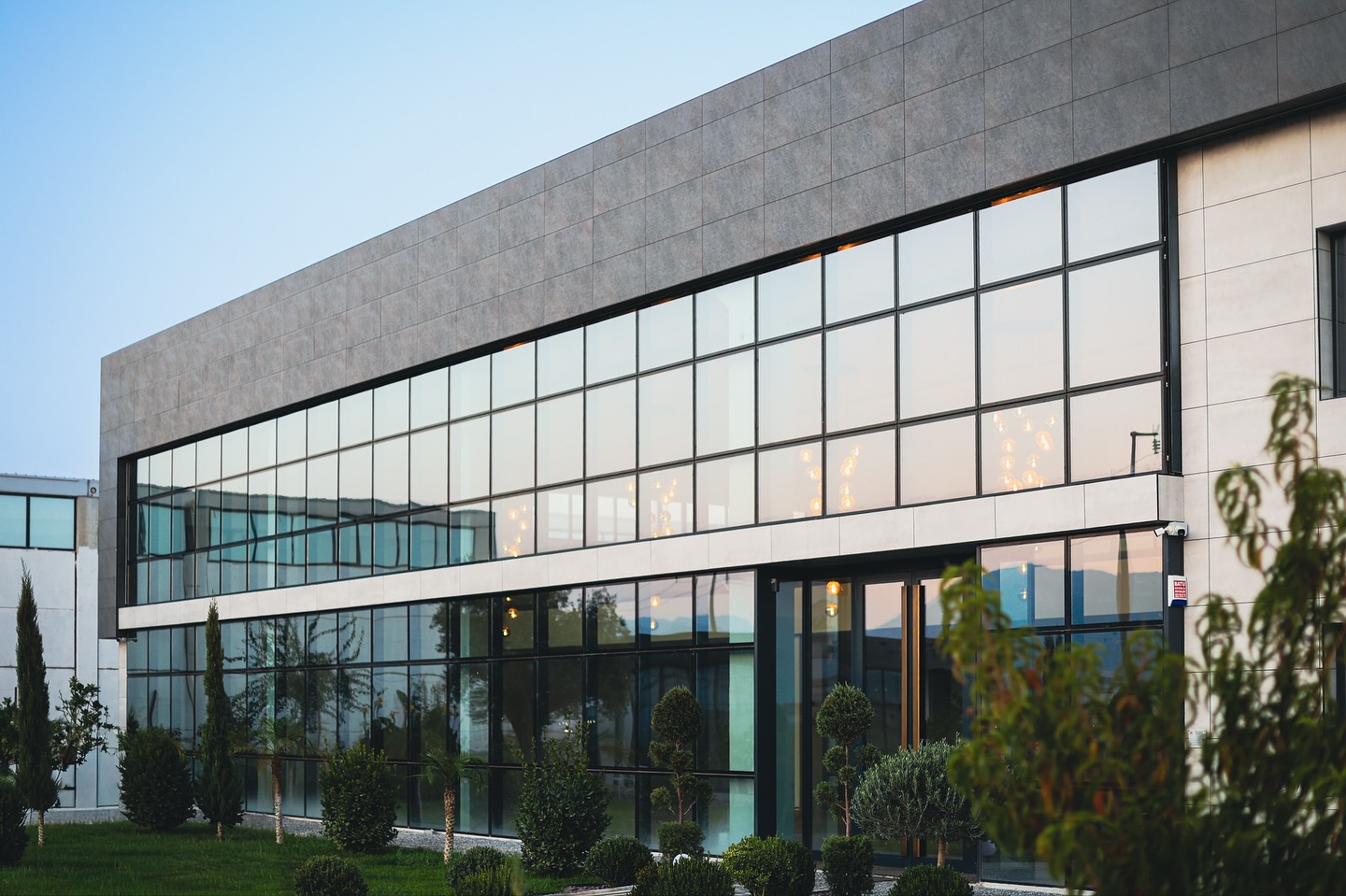 🌲Çağlayan Mobilya Antalya / Döşemealtı mağaza ve üretim merkezimiz, tasarımın ve ustalığın buluştuğu bir alan.
Her detayda kalite, her köşede zarafet.
Modern üretim, özgün tasarım, şık yaşam için.
🇬🇧 Our Çağlayan Furniture showroom and production center in Antalya / Döşemealtı is where craftsmanship meets design.
Quality in every detail, elegance in every corner.
Modern production for contemporary living.
🇷🇺 Наш магазин и производственный центр Çağlayan Furniture в Анталье / Дёшемеалты — место, где мастерство встречается с дизайном.
Качество в каждой детали, элегантность в каждом уголке.
Современное производство для современной жизни.
🇩🇪 Unser Çağlayan Möbelhaus und Produktionszentrum in Antalya / Döşemealtı ist der Ort, an dem Design auf Handwerkskunst trifft.
Qualität in jedem Detail, Eleganz in jeder Ecke.
Moderne Fertigung für modernes Wohnen. ✨
#antalya #mobilya #mobilyatasarım #antalyakonyaaltı #lara #türkiye