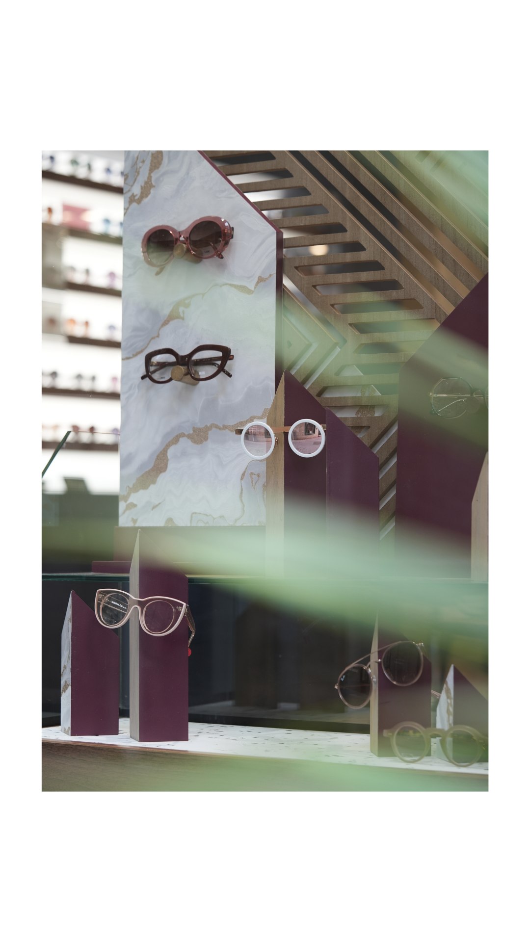 🍂 Ambiance automnale en vitrine 🍁
Les teintes se réchauffent, les textures s’adoucissent…
Notre sélection de montures s’installe dans un décor de saison, marbre et lumière tamisée.
Des lunettes comme des pièces de caractère, à découvrir en boutique.
👓 Passez la porte, on vous conseille avec le sourire.
-
Opticien l Opticien Montpellier l Optique l Lunette de vue l Lunette Montpellier
