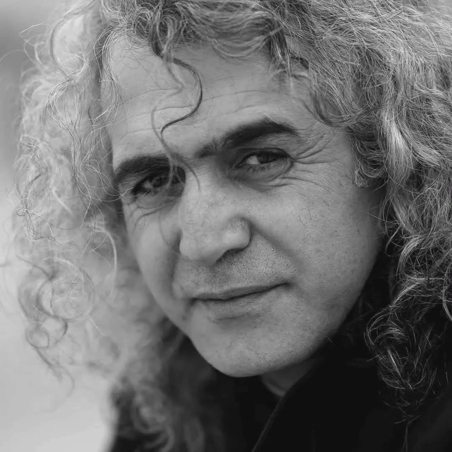 Canım Babam... Bugün seni "o kimsenin gidip de dönmediği bilinmez dünya'ya" uğurladık. Sana söylemek istediğim o kadar çok şey kaldı ki... Edebiyatla, sinemayla, sanatla, üretimle, listesini çıkaramayacağım pek çok şeyle bağ kurmayı senden öğrendim... Çok ani oldu be babam. Seni çok seviyorum. Devrin daim olsun. Ruhun şad olsun.