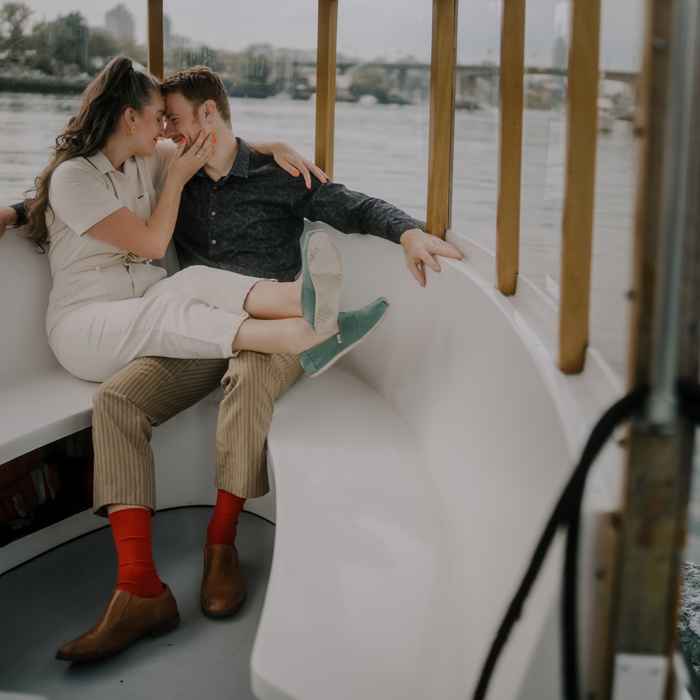 We love when the best ideas come from the things that already mean something to you.
For Carly and Tom, that meant hopping on the little sea ferries she used to take to work and turning an everyday memory into something beautifully personal.
Even if it rains this is a fun way to stay covered too ;)