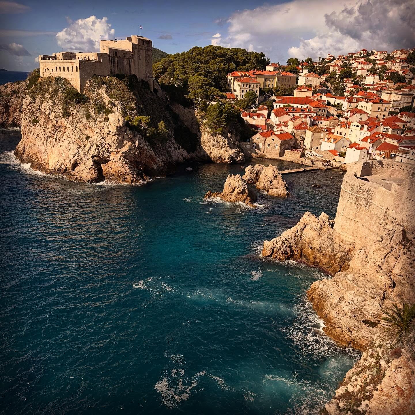 Dubrovnik Jour 2 avec le soleil, un autre marchand de glace, des essais de modelage sur canon, le tour des remparts et les clocheurs de sonne.
Et des chauffeurs de cars psychopathes…
#croatie #lostindubrovnik @dubrovnikoldtown #meradriatique